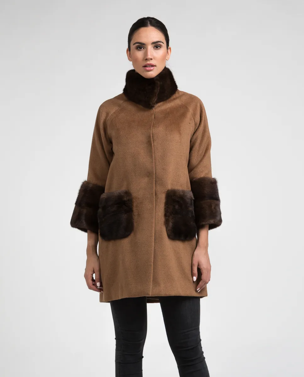 Abrigo de cashmere con detalles de pelo de visón