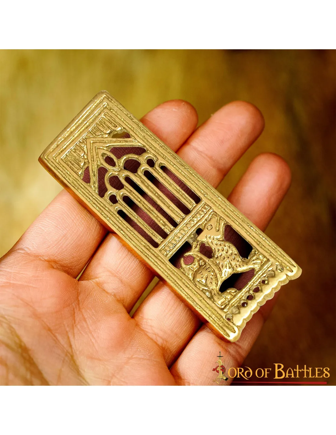 Accesorio medieval león en latón decorativo para cinturón