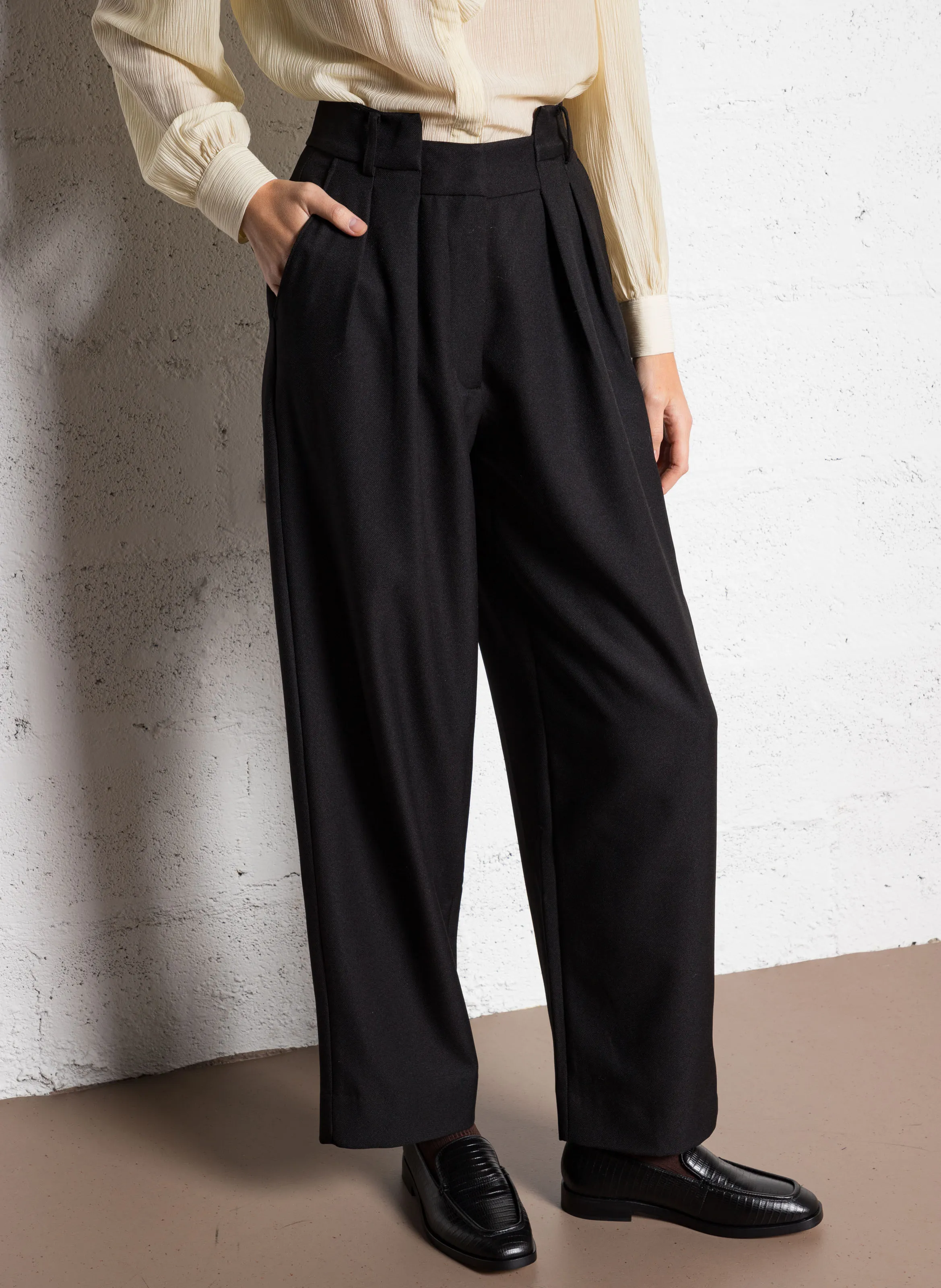 BERENICE PRUNE  PANTALóN RECTO Y ANCHO CON PINZAS EN NEGRO