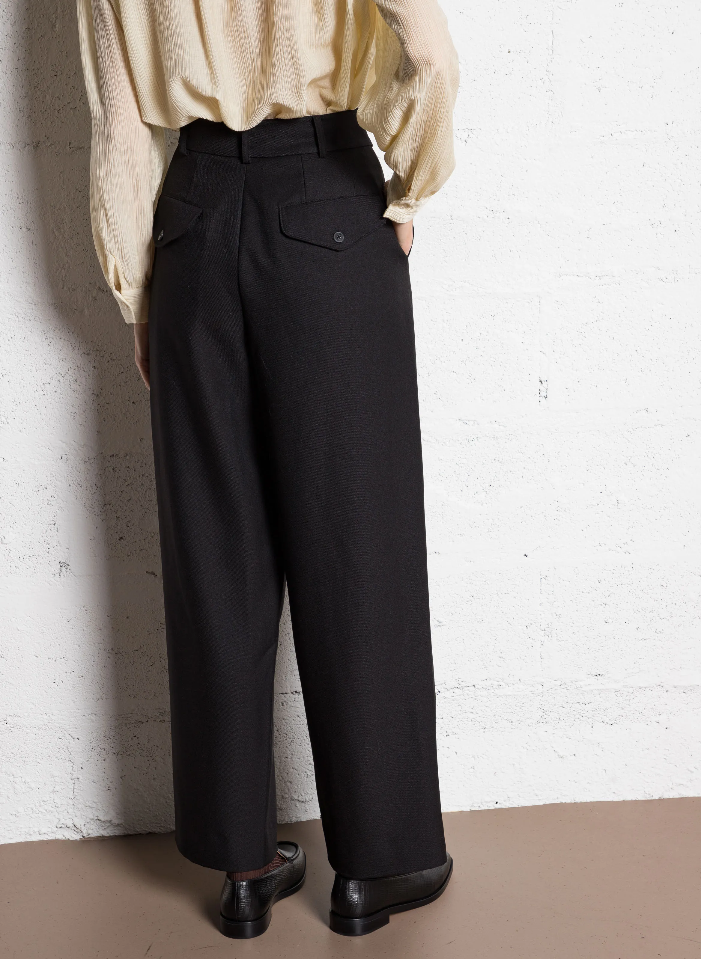 BERENICE PRUNE  PANTALóN RECTO Y ANCHO CON PINZAS EN NEGRO