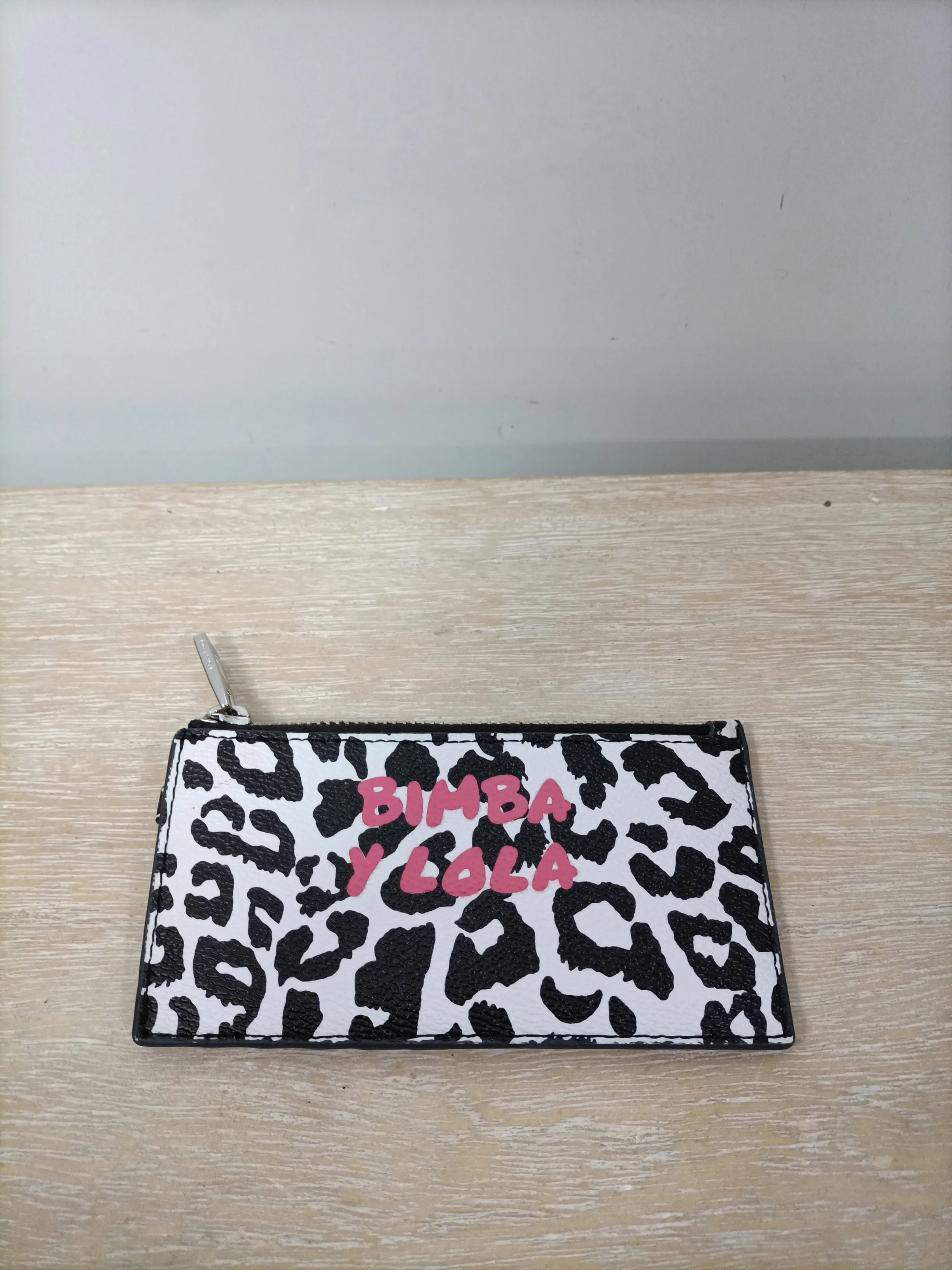 BIMBA Y LOLA. Monedero animal print
