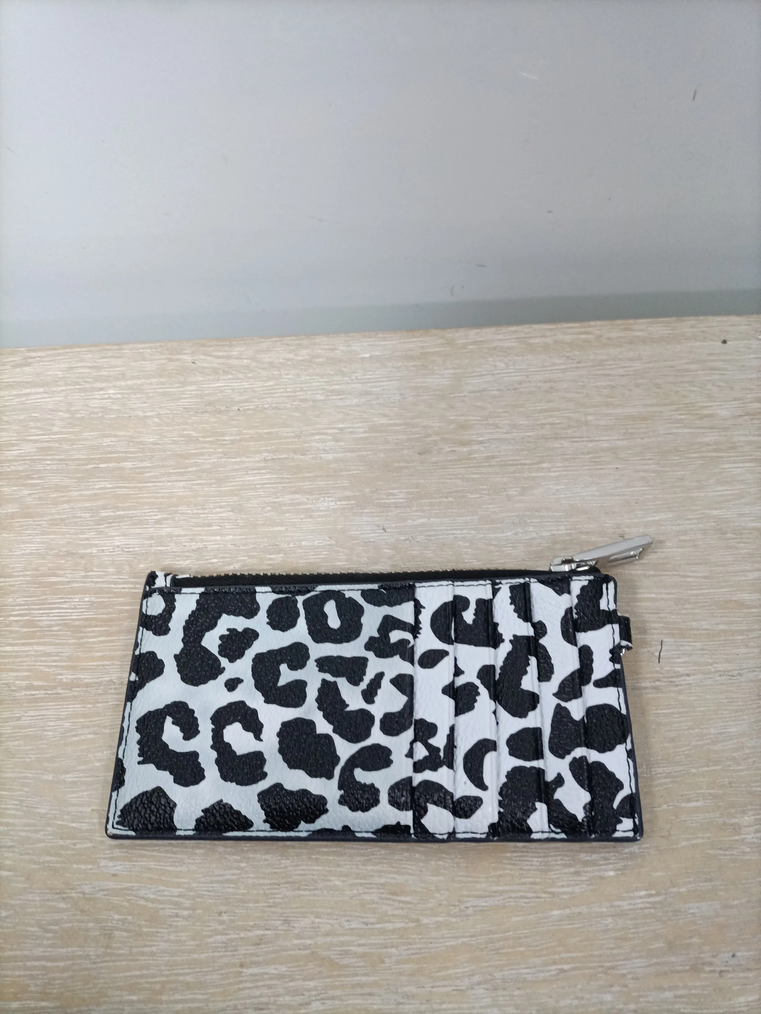 BIMBA Y LOLA. Monedero animal print
