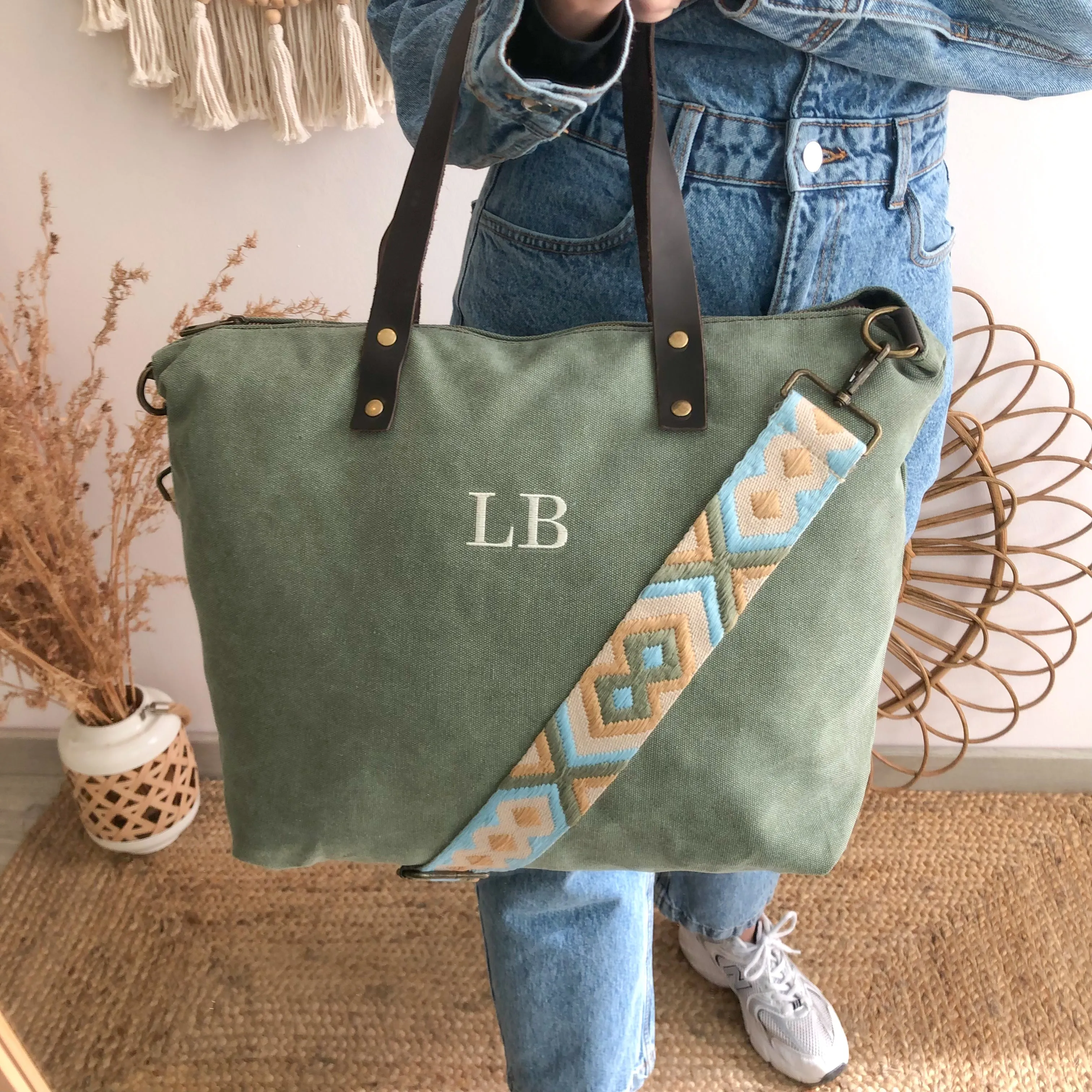 Bolso caqui loneta iniciales bordadas con correa étnica