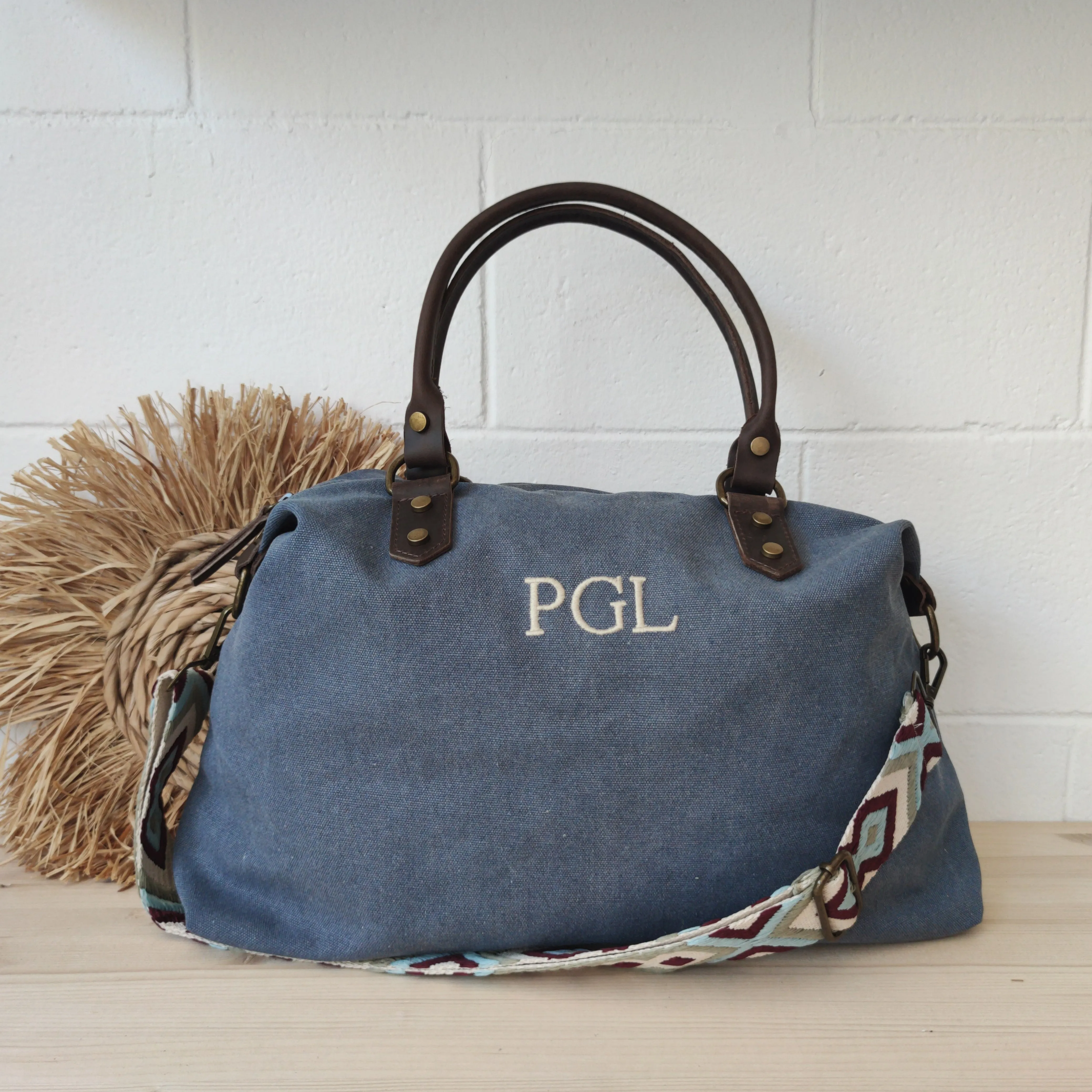 Bolso combinado loneta y piel azul iniciales bordadas con correa étnica