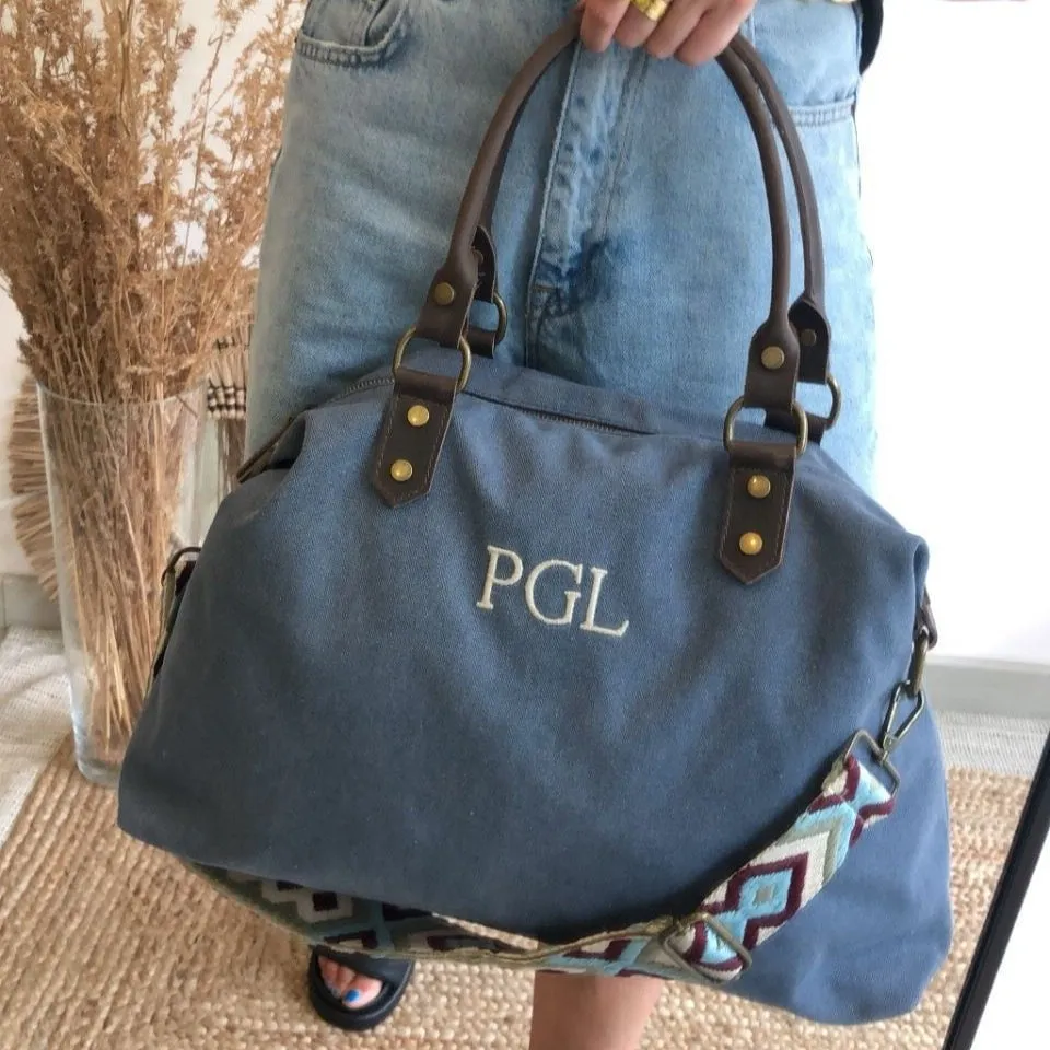 Bolso combinado loneta y piel azul iniciales bordadas con correa étnica