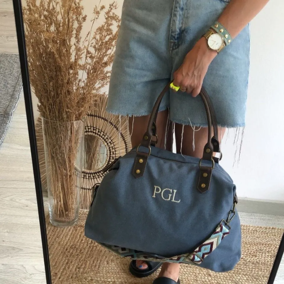 Bolso combinado loneta y piel azul iniciales bordadas con correa étnica