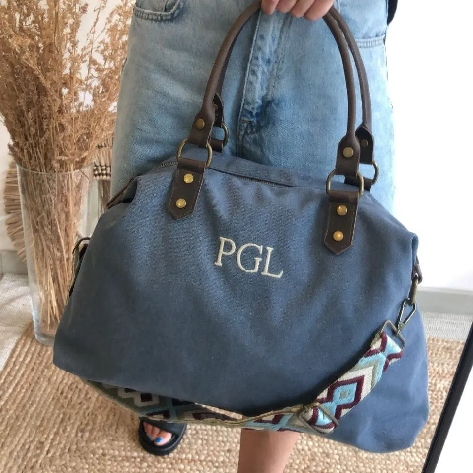 Bolso combinado loneta y piel azul iniciales bordadas con correa étnica
