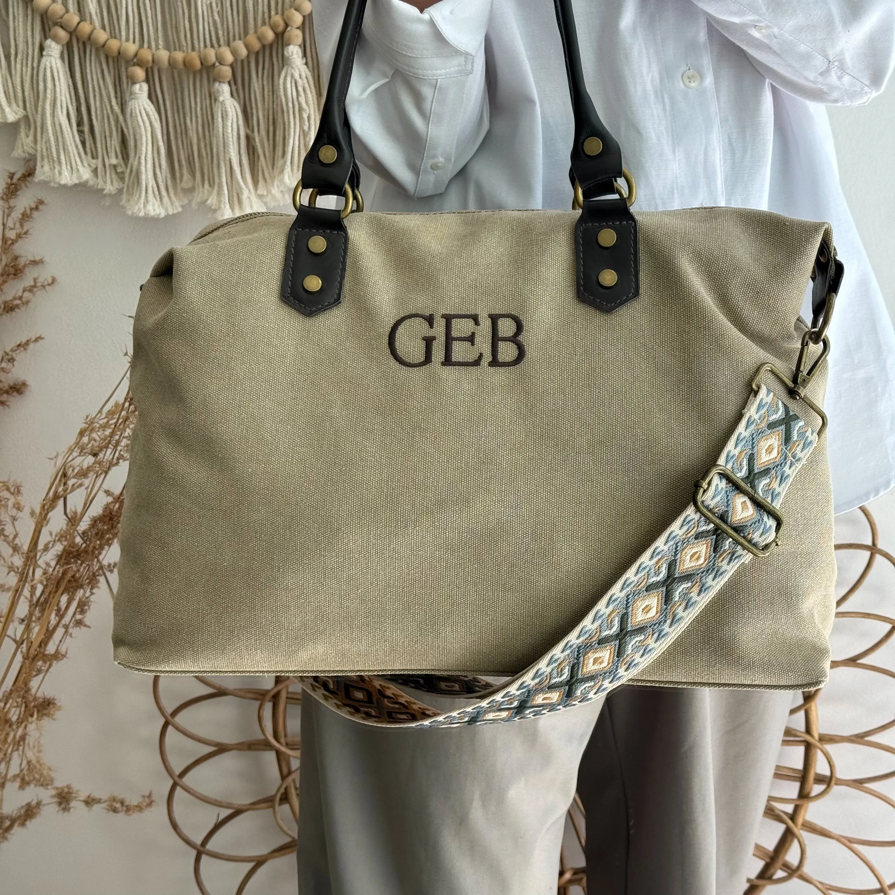 Bolso combinado loneta y piel taupe iniciales bordadas con correa étnica