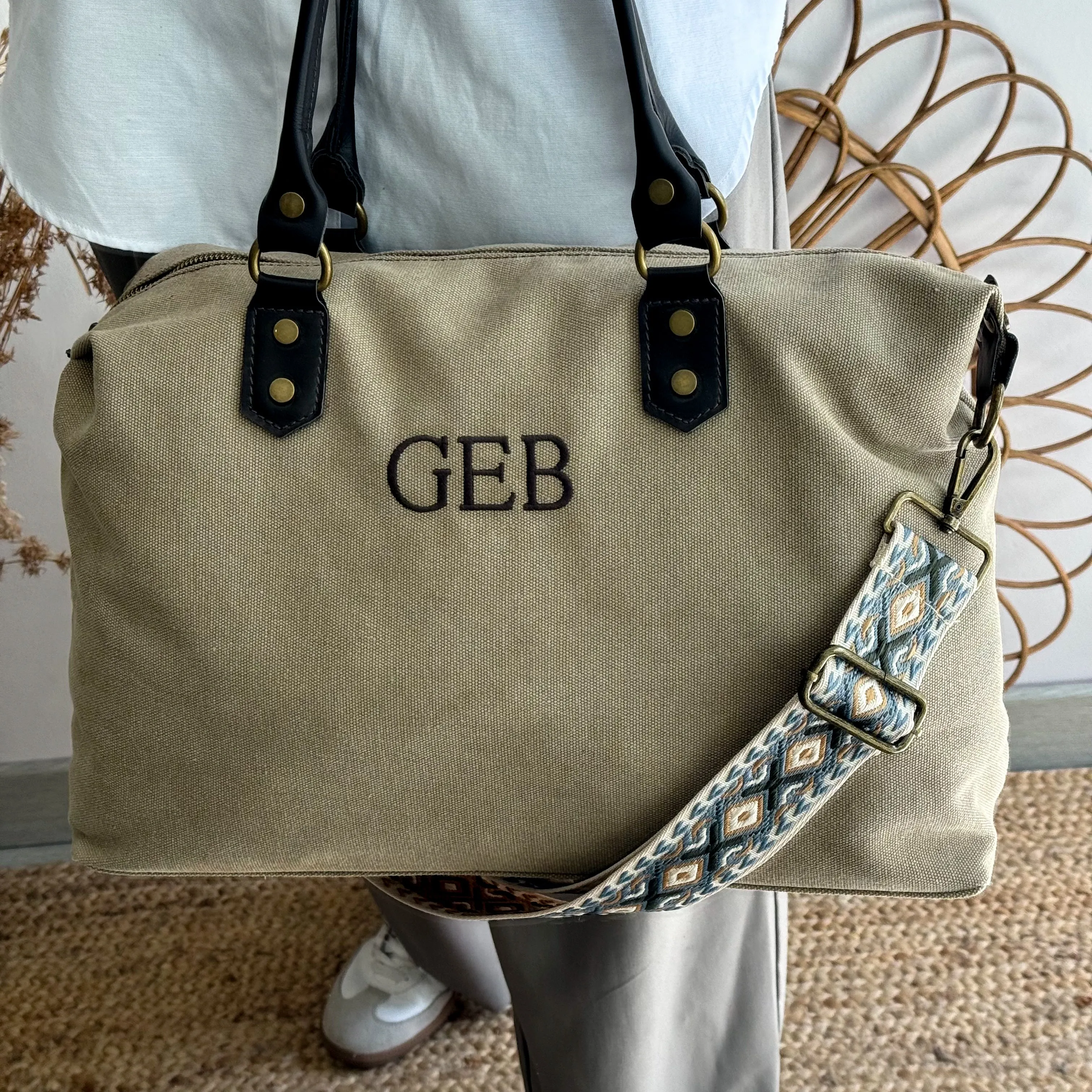 Bolso combinado loneta y piel taupe iniciales bordadas con correa étnica