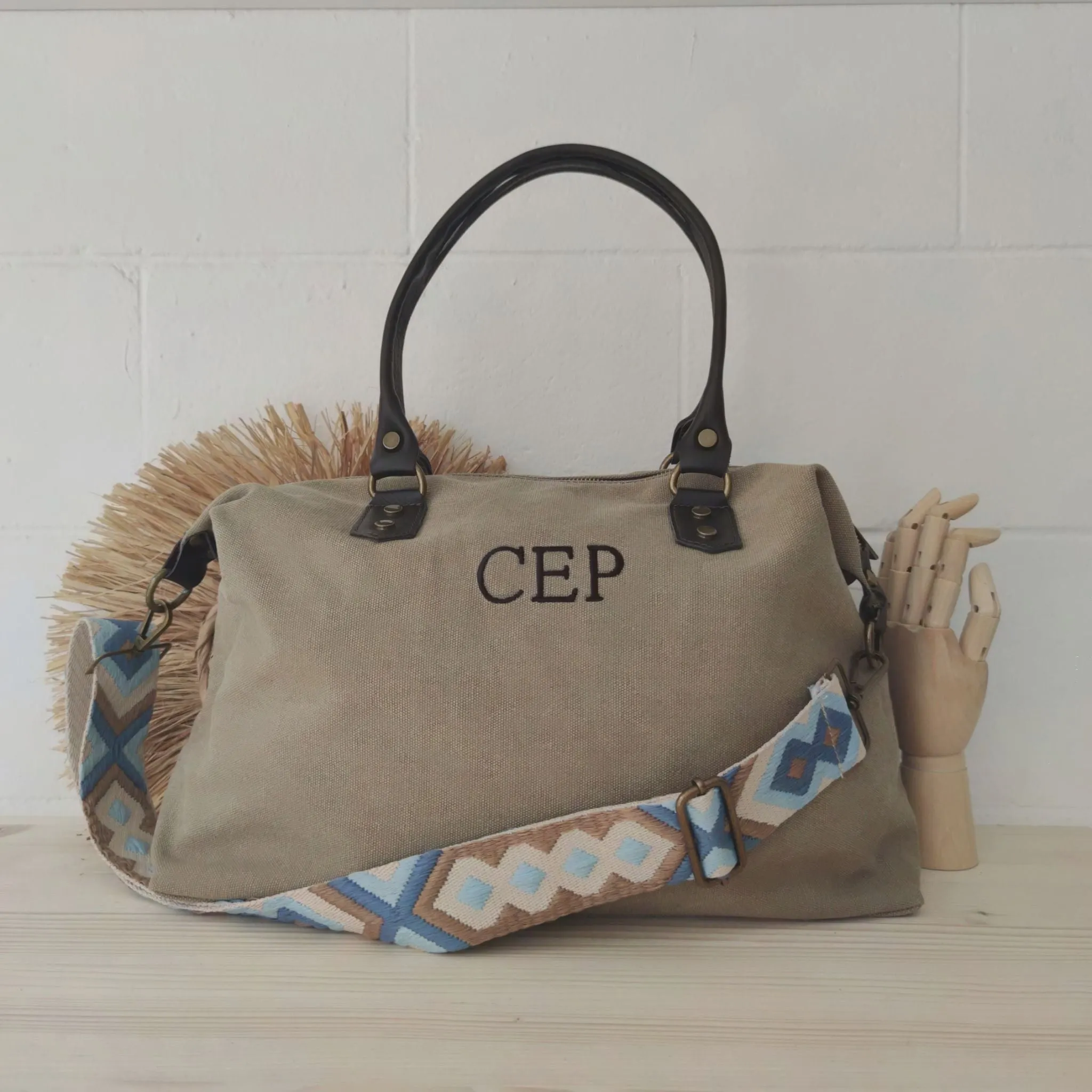 Bolso combinado loneta y piel taupe iniciales bordadas con correa étnica