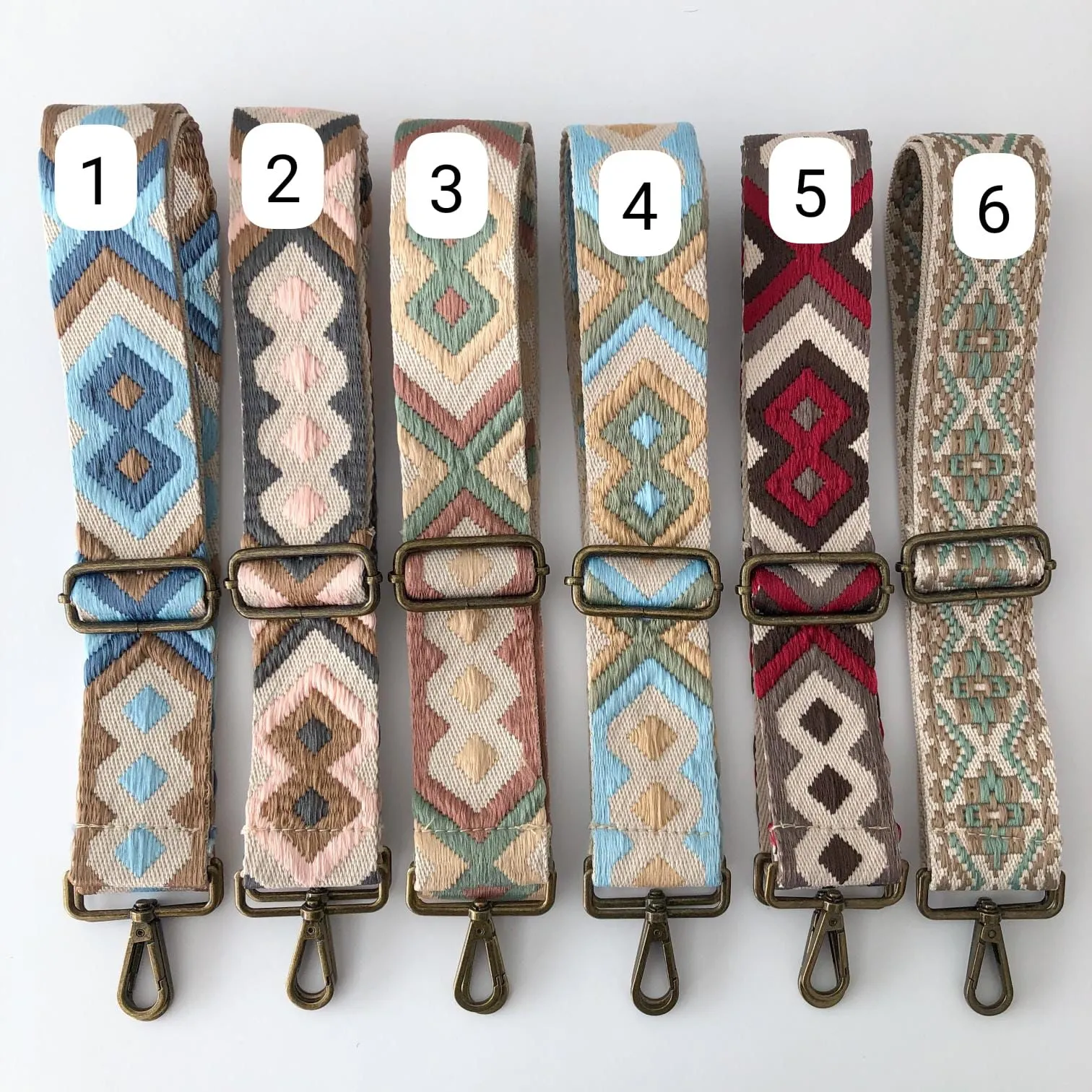 Bolso combinado loneta y piel taupe iniciales bordadas con correa étnica
