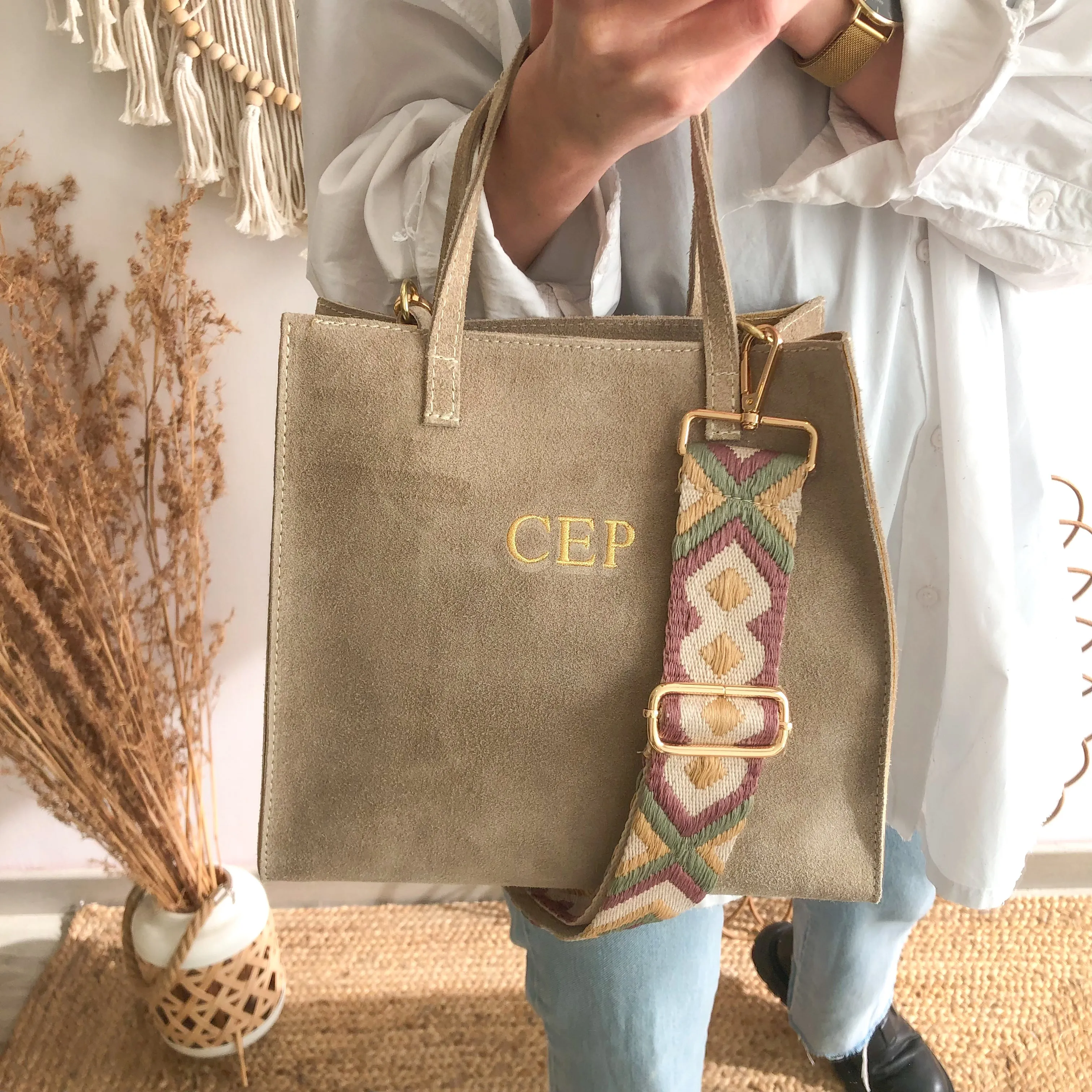 Bolso cuadrado serraje beige herraje dorado iniciales bordadas