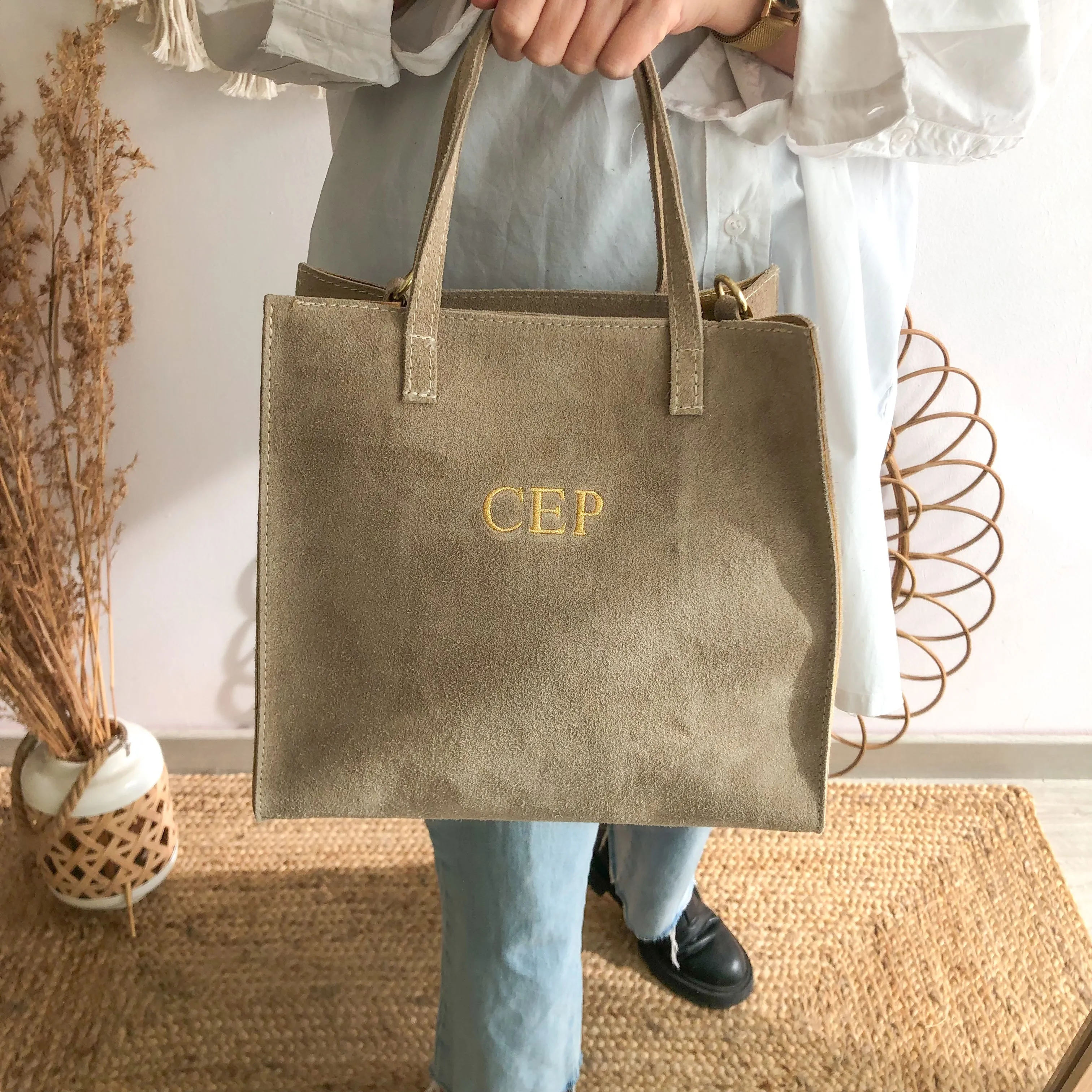 Bolso cuadrado serraje beige herraje dorado iniciales bordadas