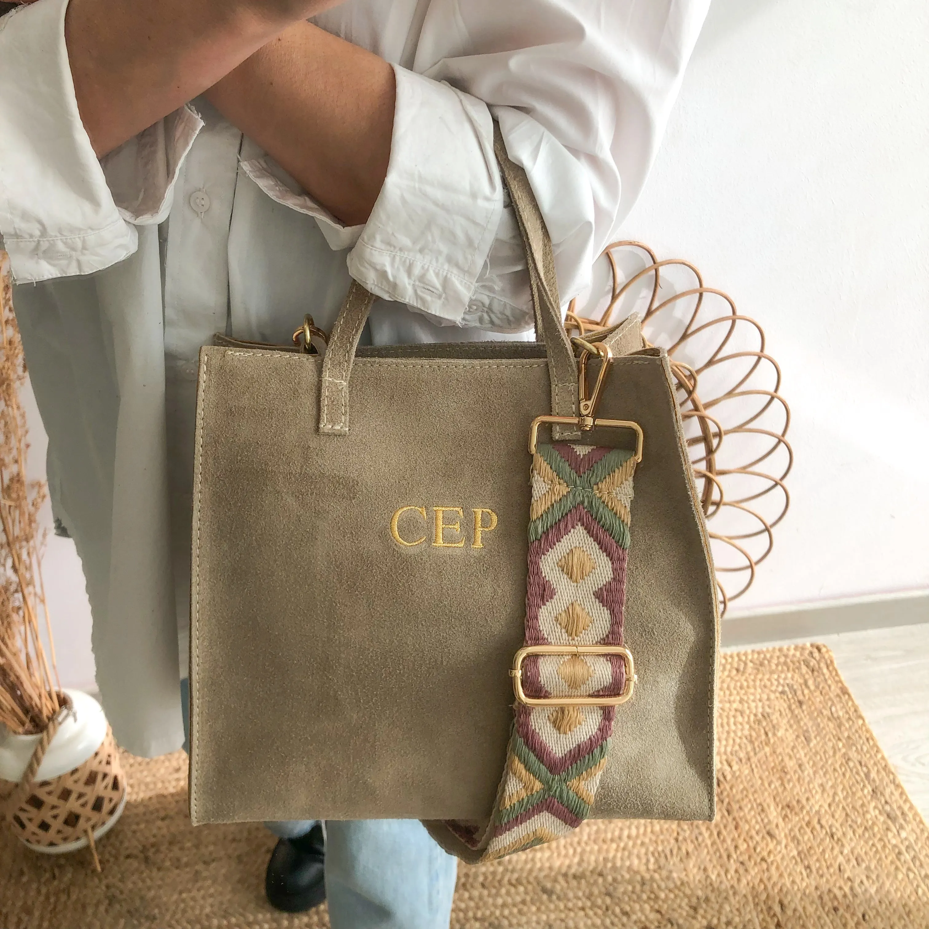 Bolso cuadrado serraje beige herraje dorado iniciales bordadas