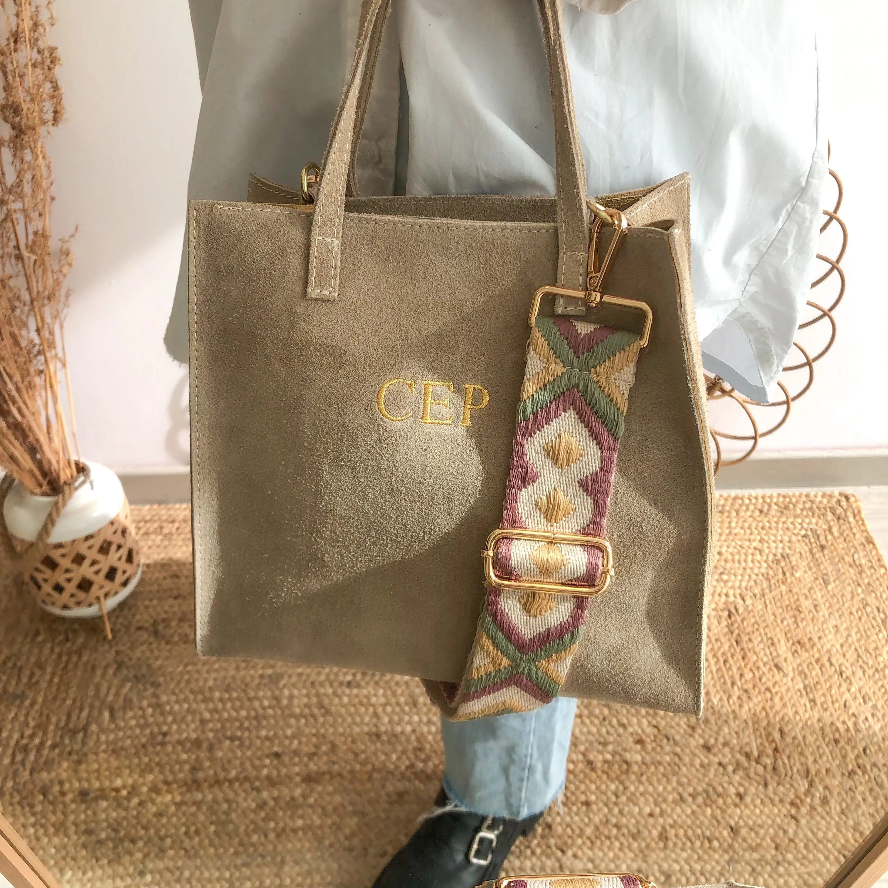 Bolso cuadrado serraje beige herraje dorado iniciales bordadas