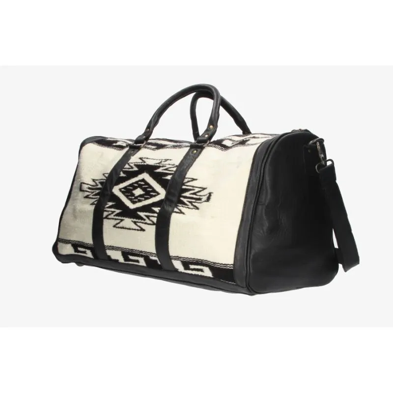 Bolso de viaje negro con estampado étnico