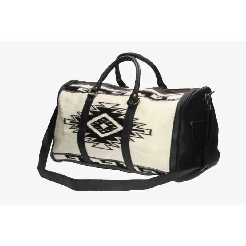 Bolso de viaje negro con estampado étnico