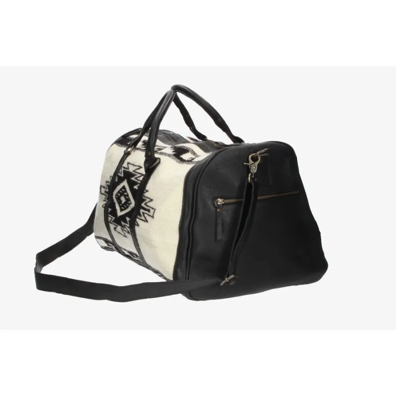Bolso de viaje negro con estampado étnico