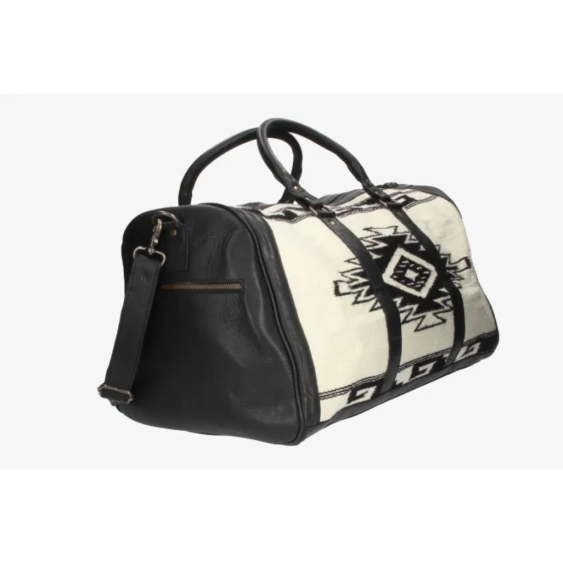 Bolso de viaje negro con estampado étnico