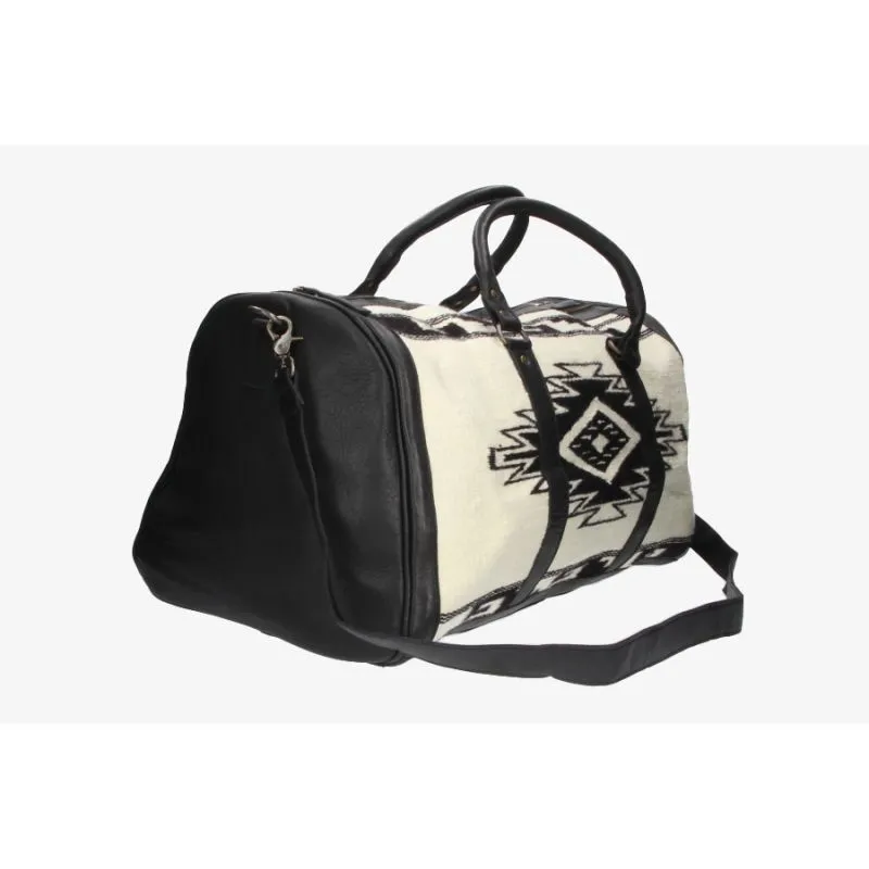 Bolso de viaje negro con estampado étnico