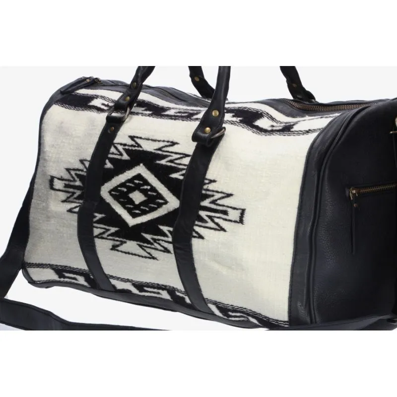 Bolso de viaje negro con estampado étnico