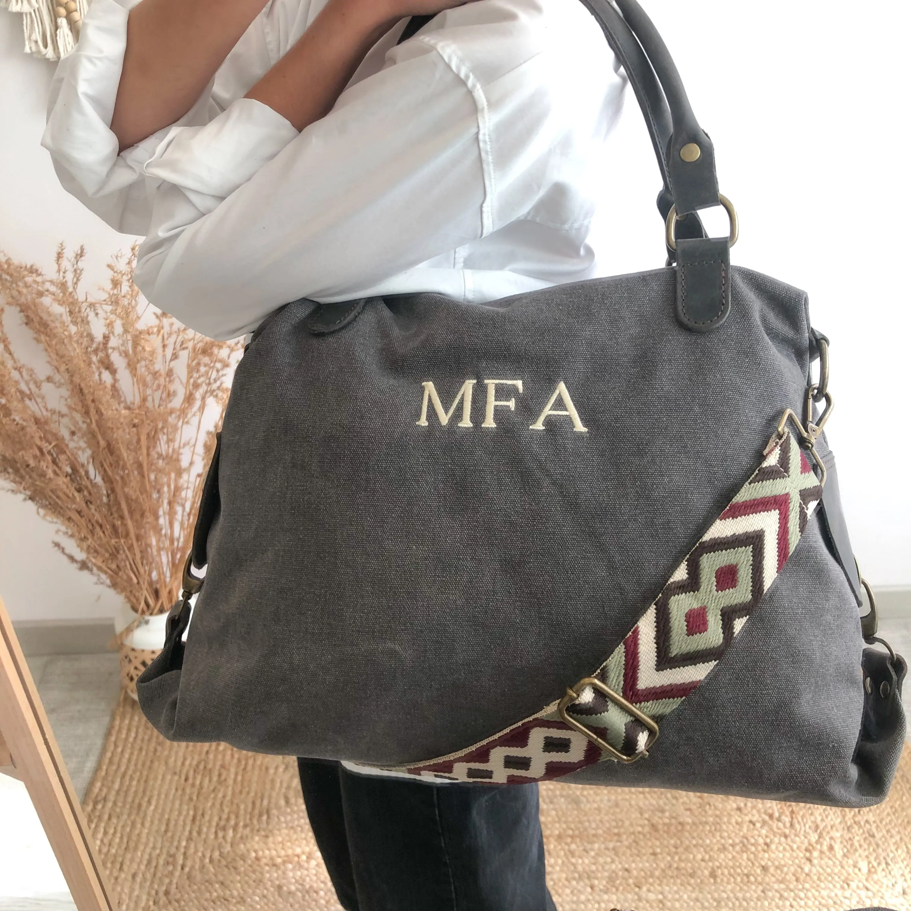 Bolso loneta y piel gris iniciales bordadas con correa étnica
