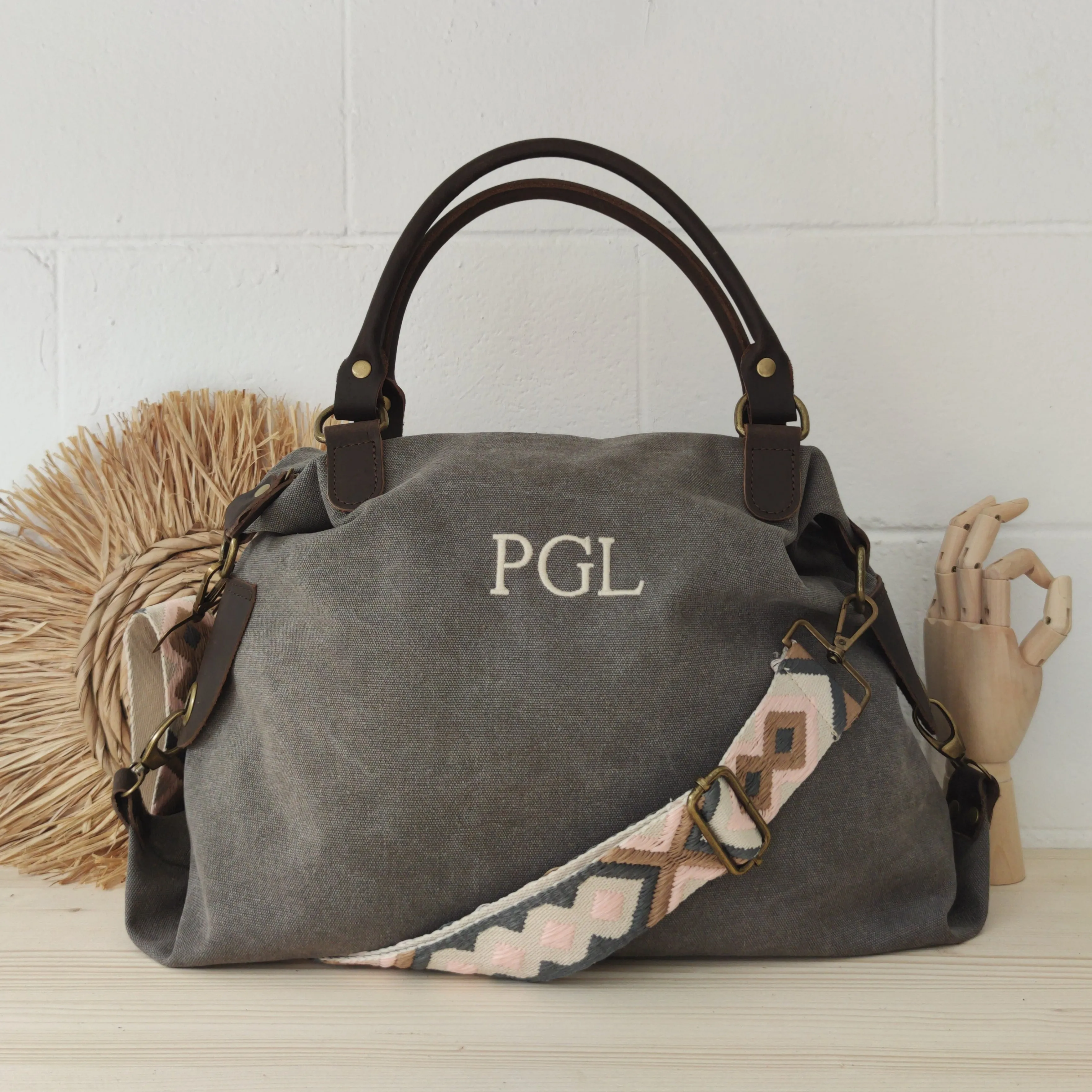 Bolso loneta y piel gris iniciales bordadas con correa étnica