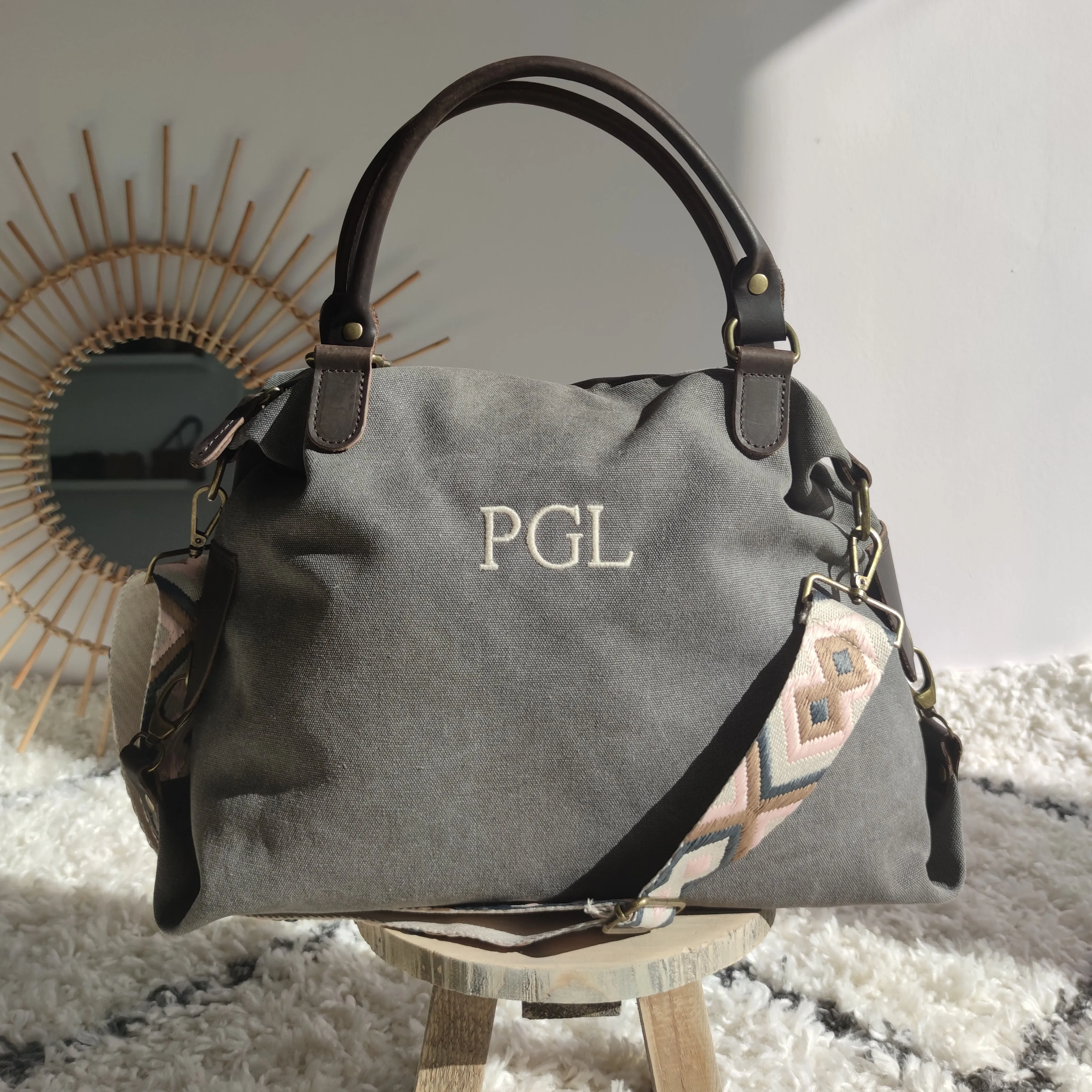 Bolso loneta y piel gris iniciales bordadas con correa étnica