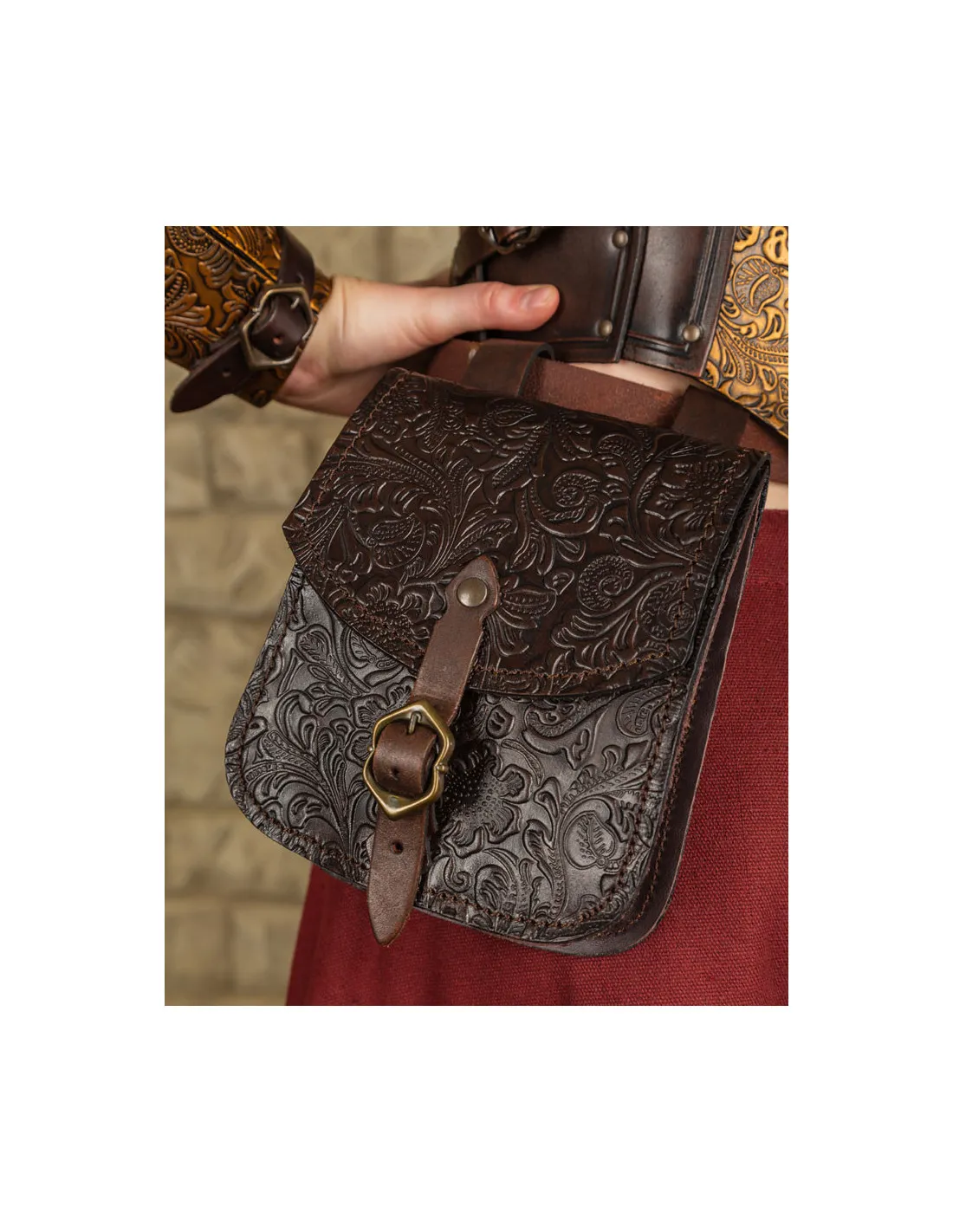 Bolso medieval Beatriz en cuero repujado marrón oscuro