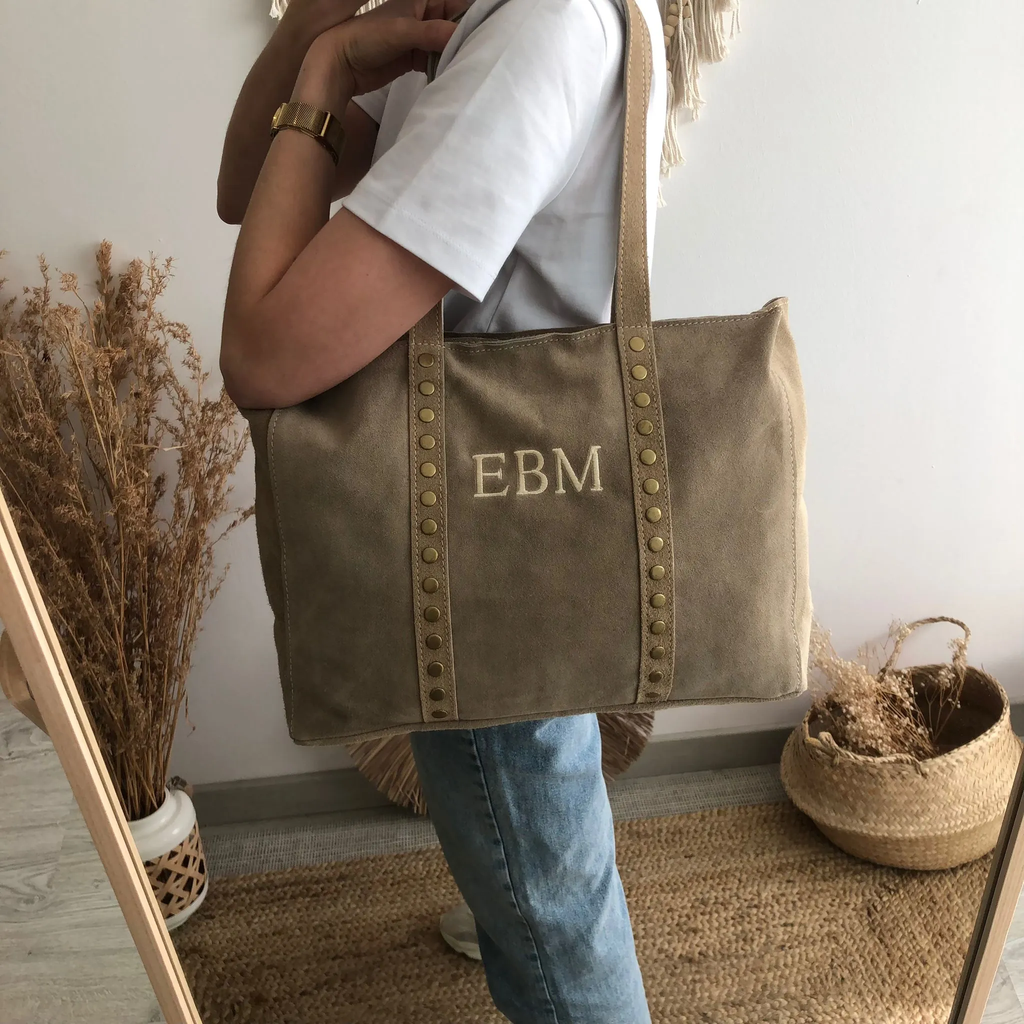 Bolso serraje beige tachuelas iniciales bordadas