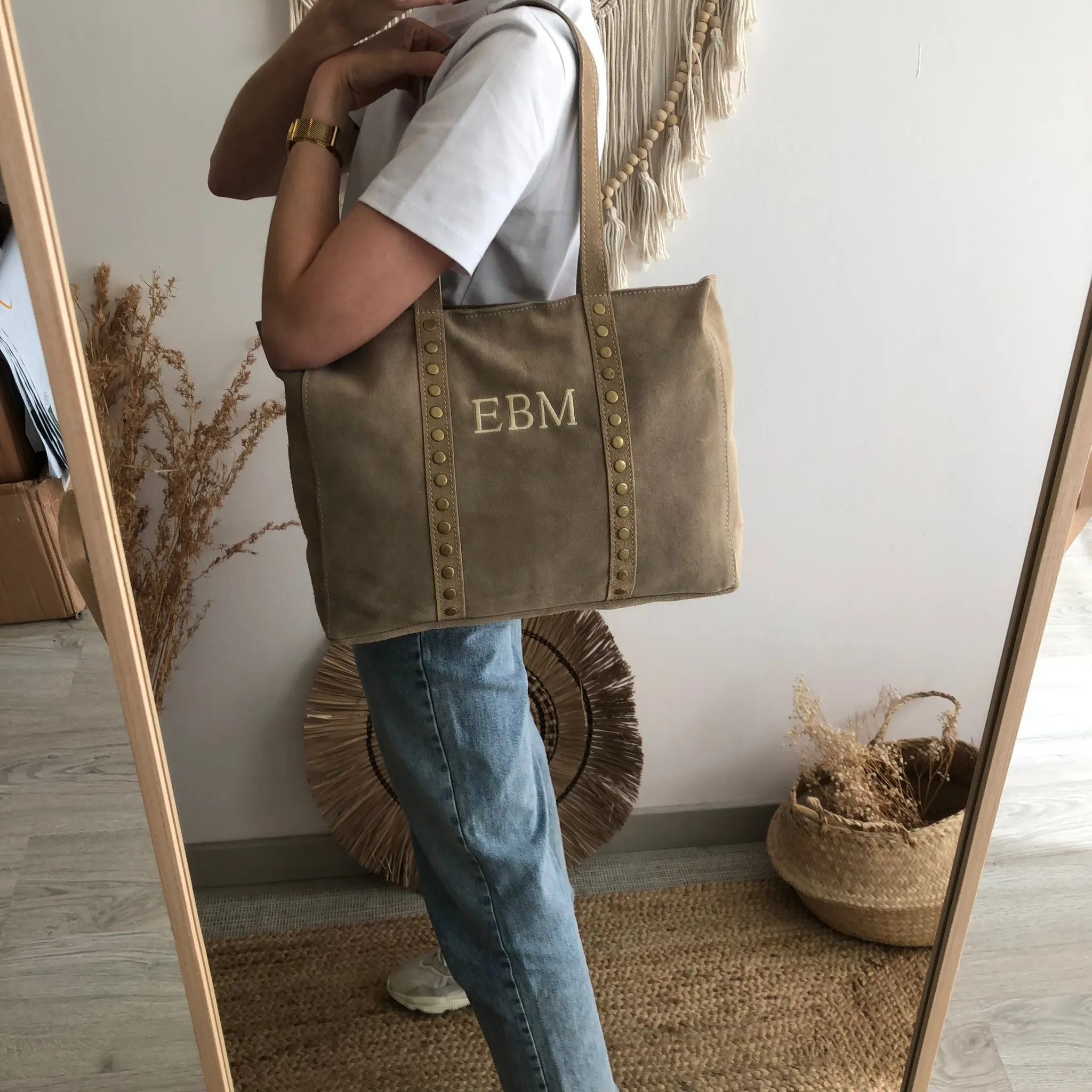 Bolso serraje beige tachuelas iniciales bordadas