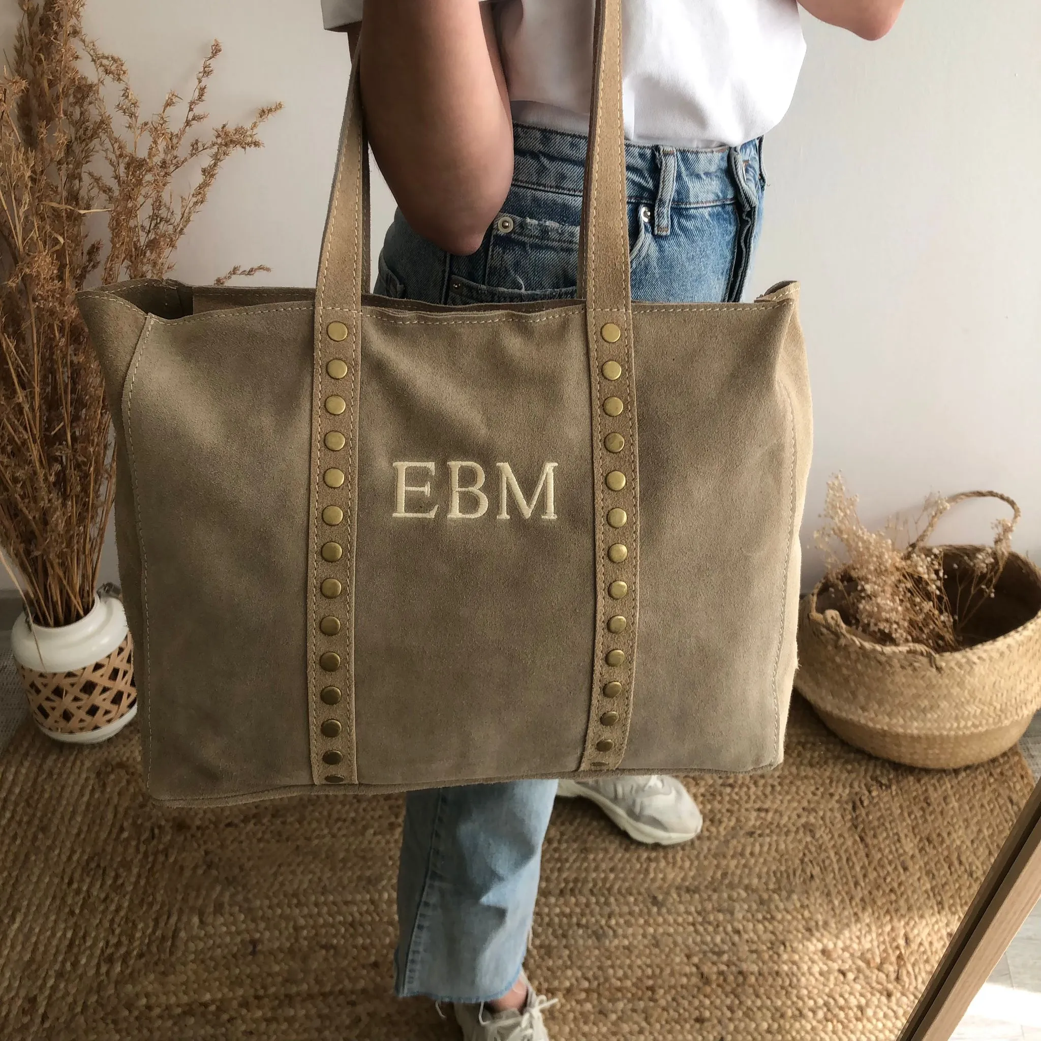 Bolso serraje beige tachuelas iniciales bordadas