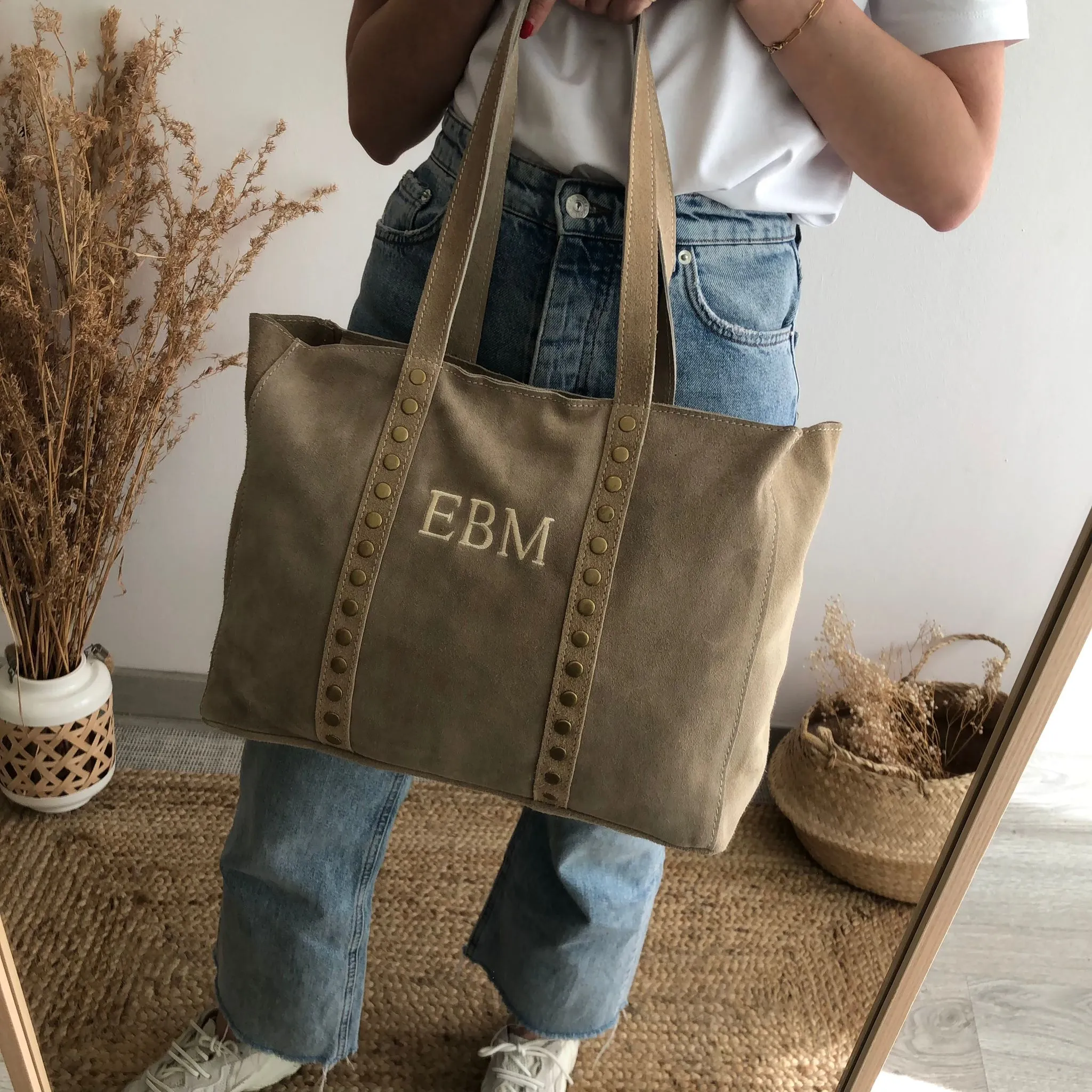 Bolso serraje beige tachuelas iniciales bordadas