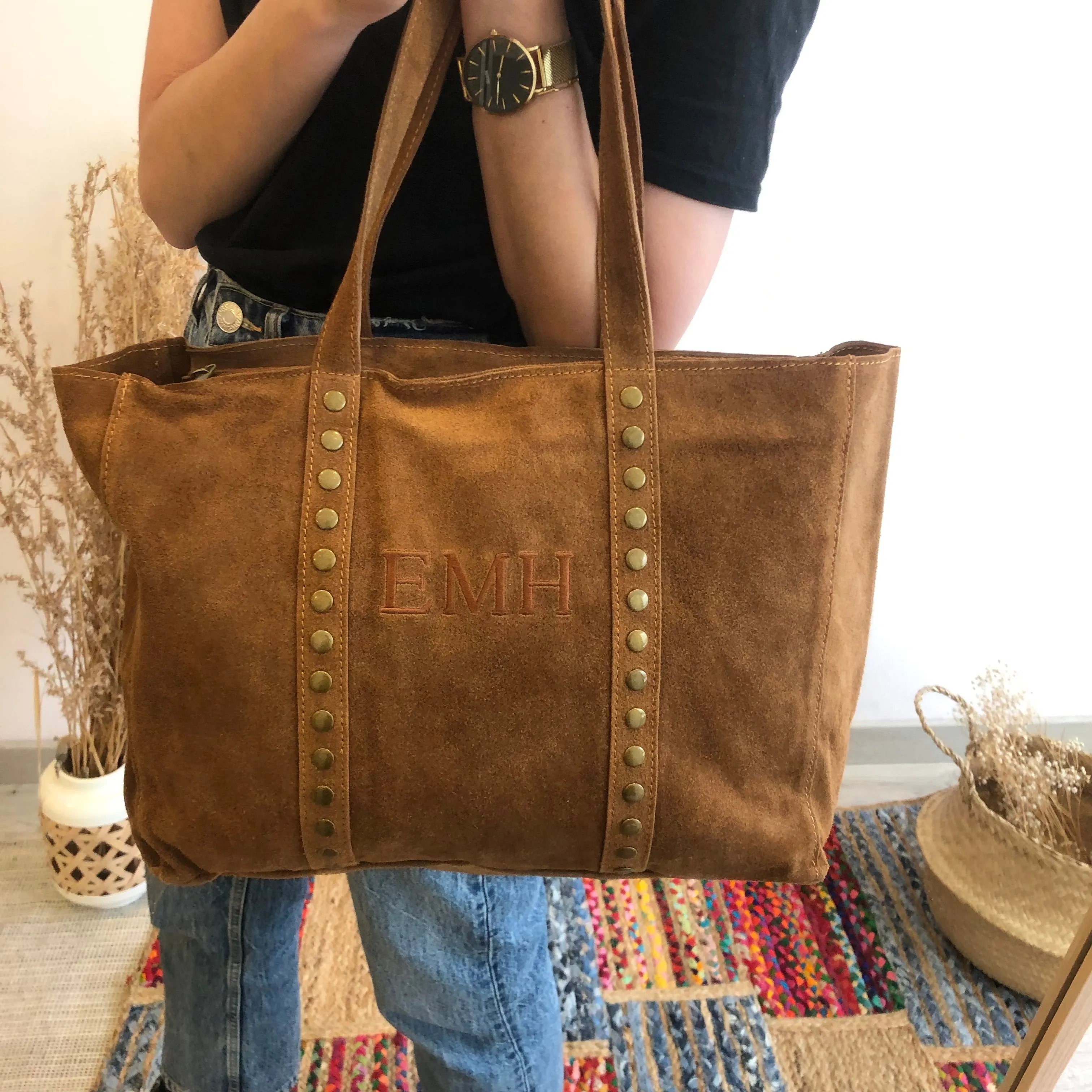 Bolso serraje camel tachuelas iniciales bordadas