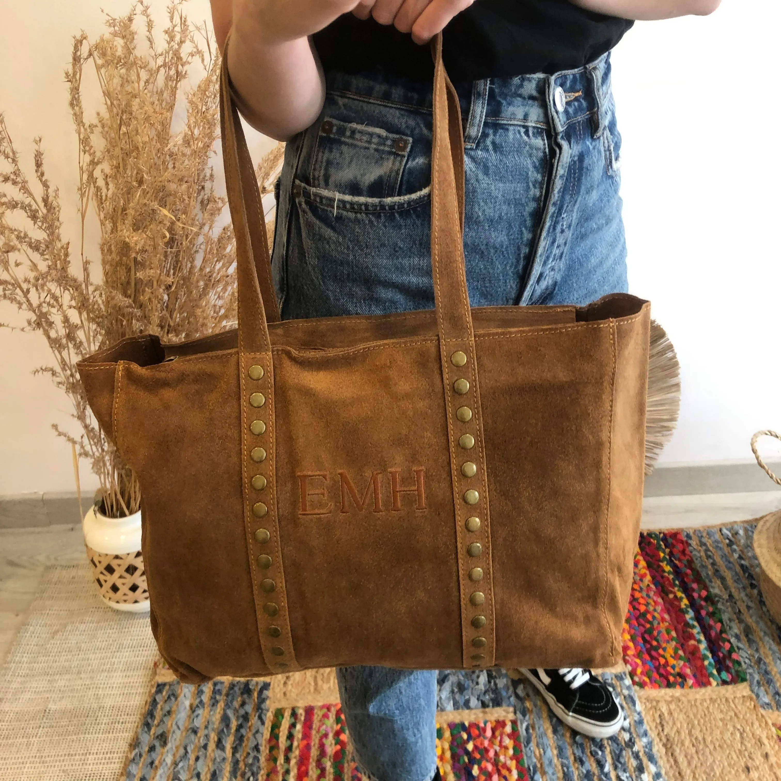 Bolso serraje camel tachuelas iniciales bordadas