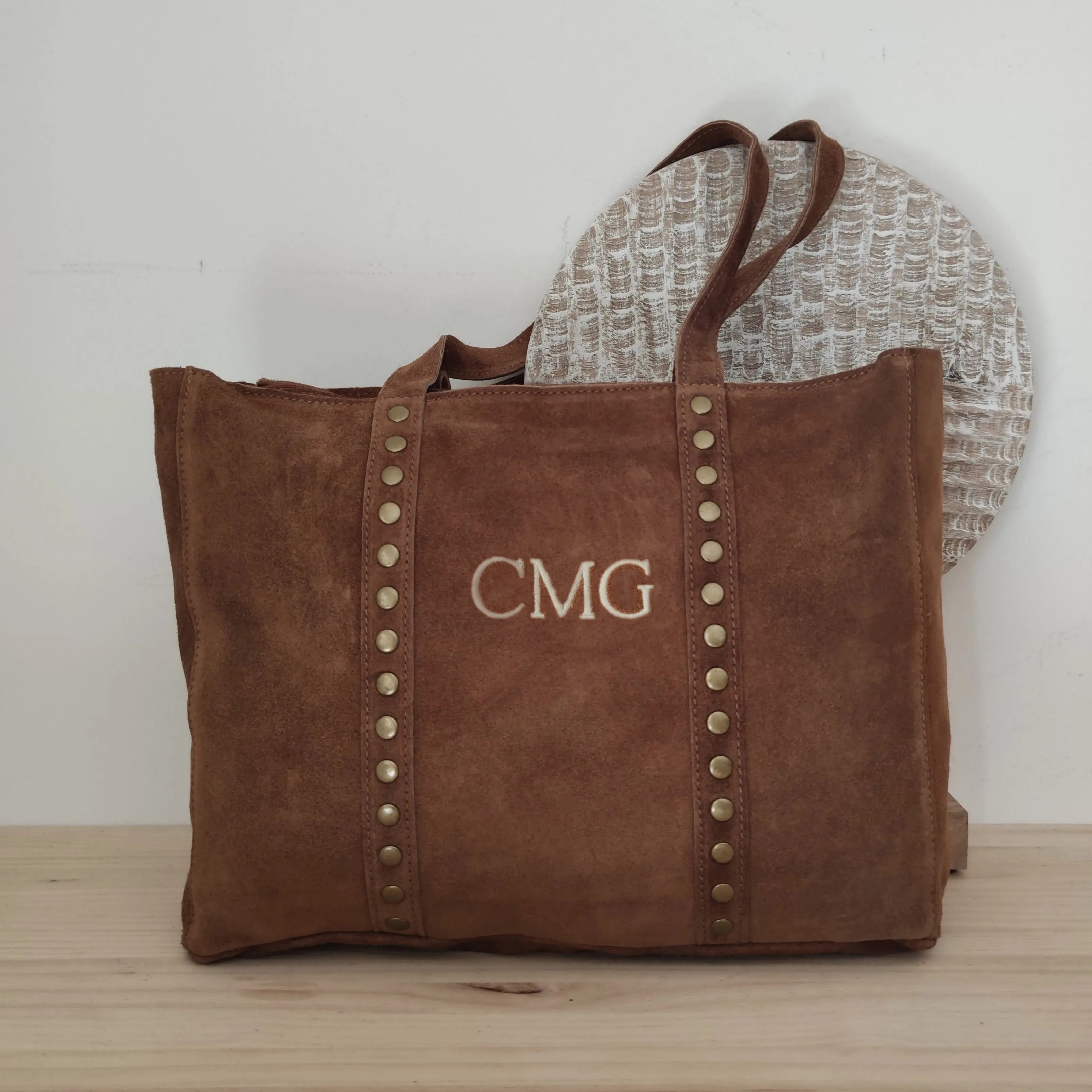 Bolso serraje camel tachuelas iniciales bordadas
