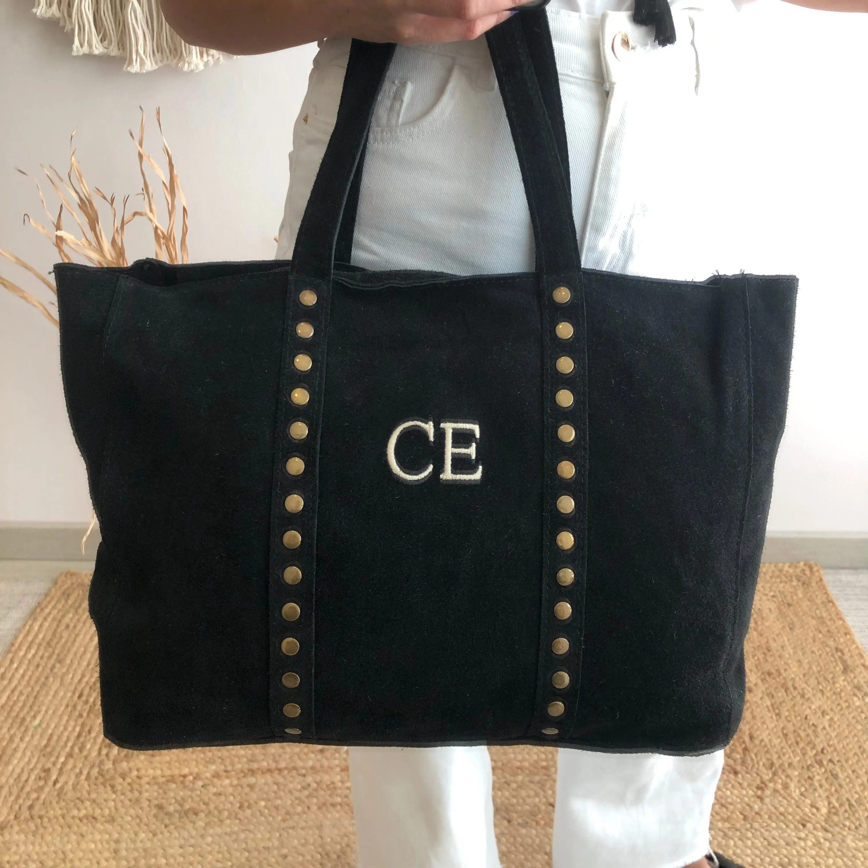 Bolso serraje negro tachuelas iniciales bordadas