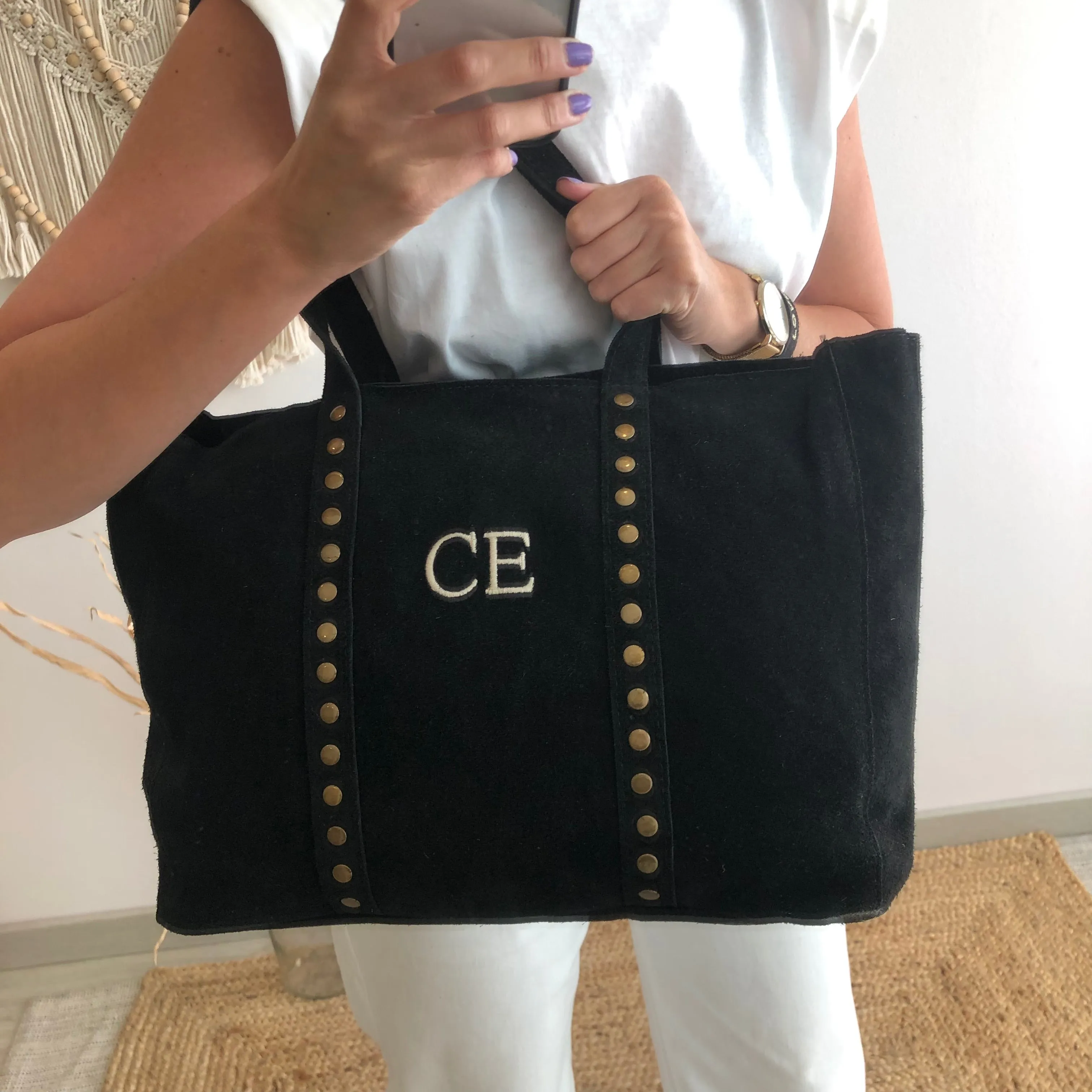 Bolso serraje negro tachuelas iniciales bordadas