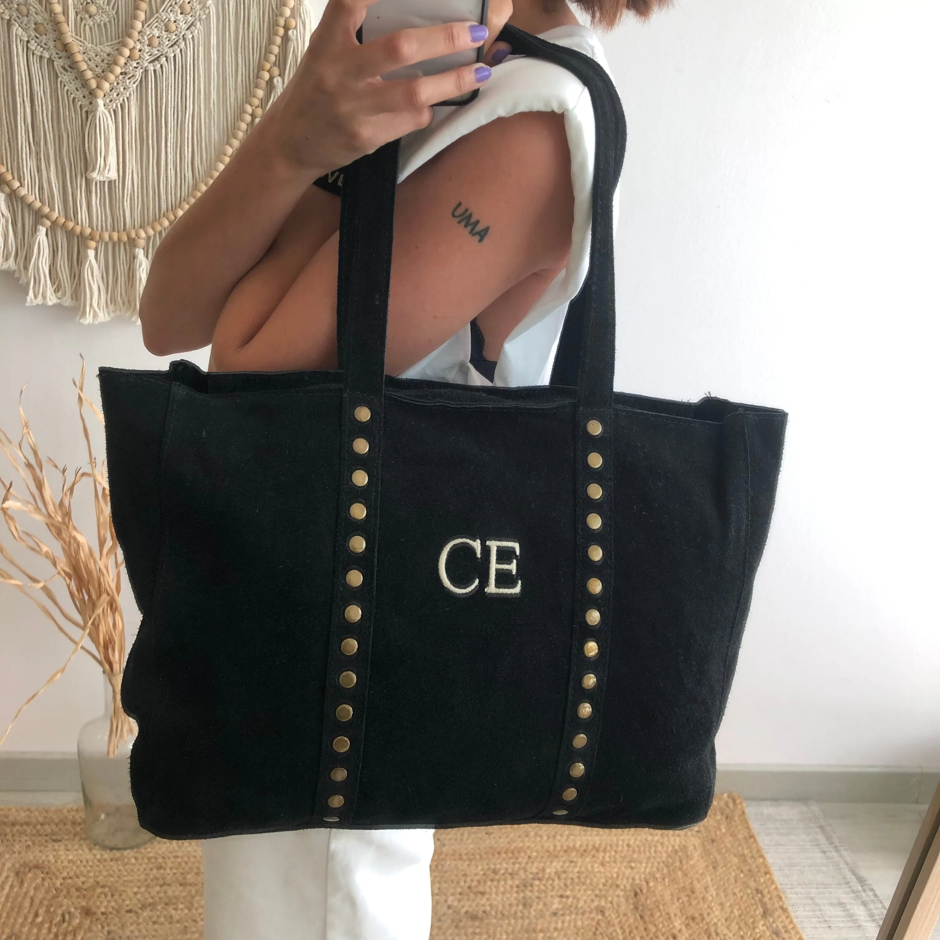 Bolso serraje negro tachuelas iniciales bordadas