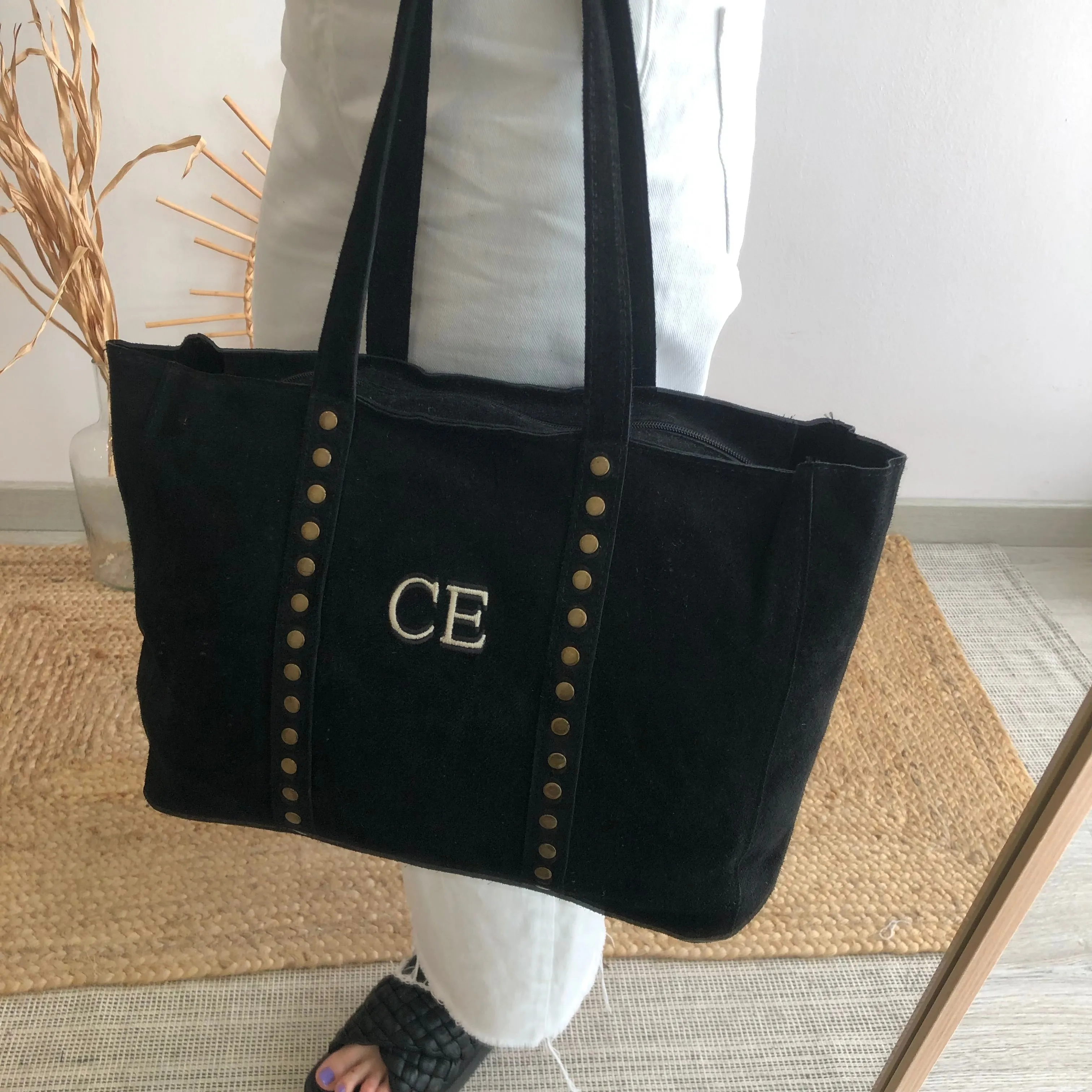 Bolso serraje negro tachuelas iniciales bordadas