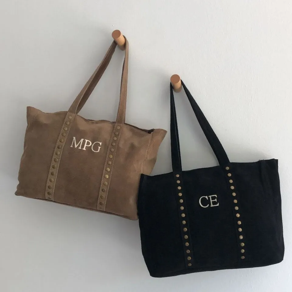 Bolso serraje negro tachuelas iniciales bordadas