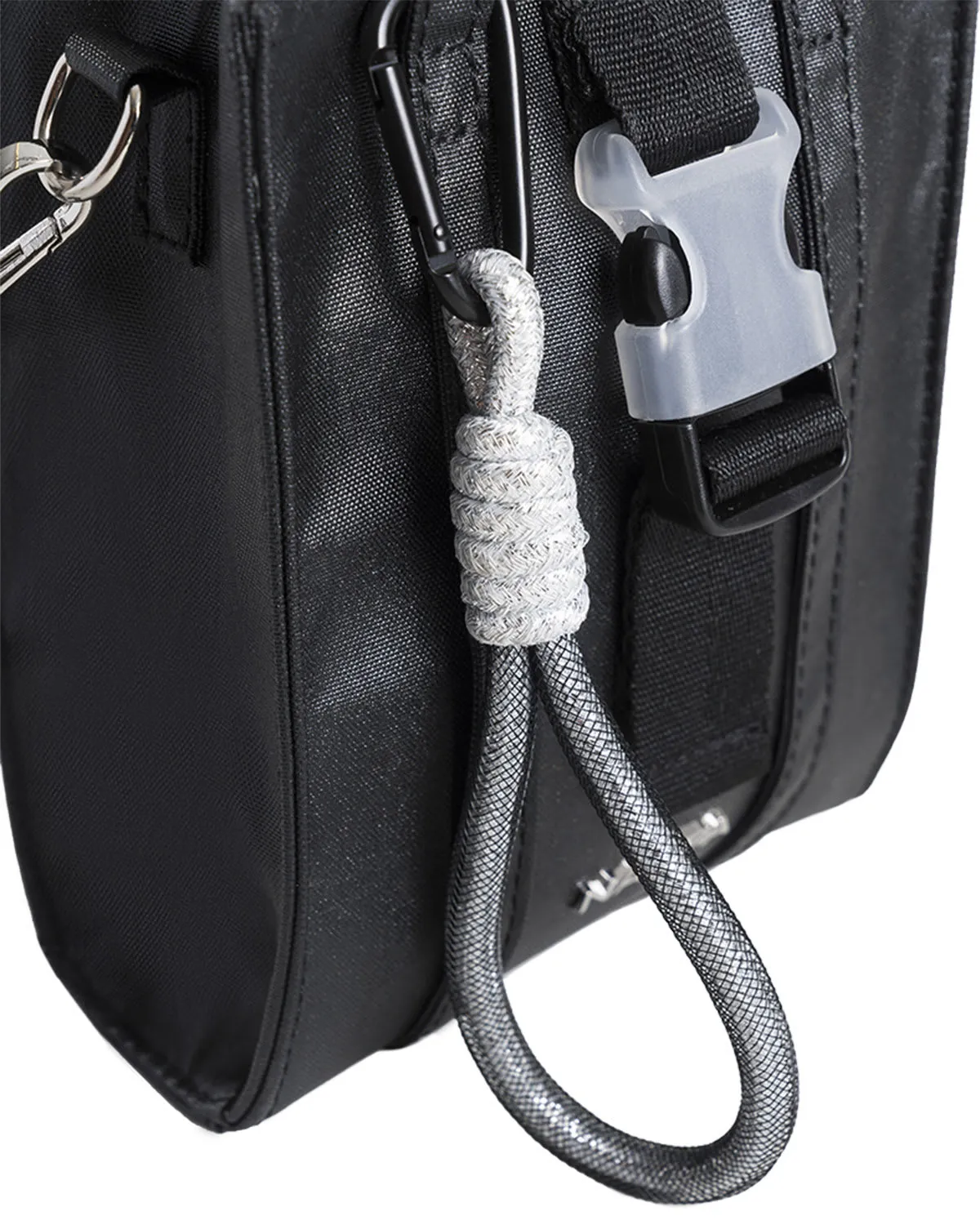 Bolso tipo bandolera con llavero removible en silueta de moda