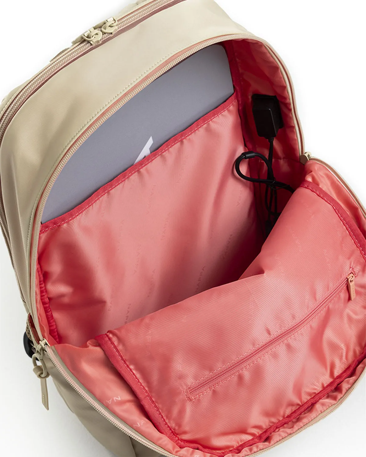 Bolso tipo morral grande con cierres translúcidos y herrajes metálicos pintados