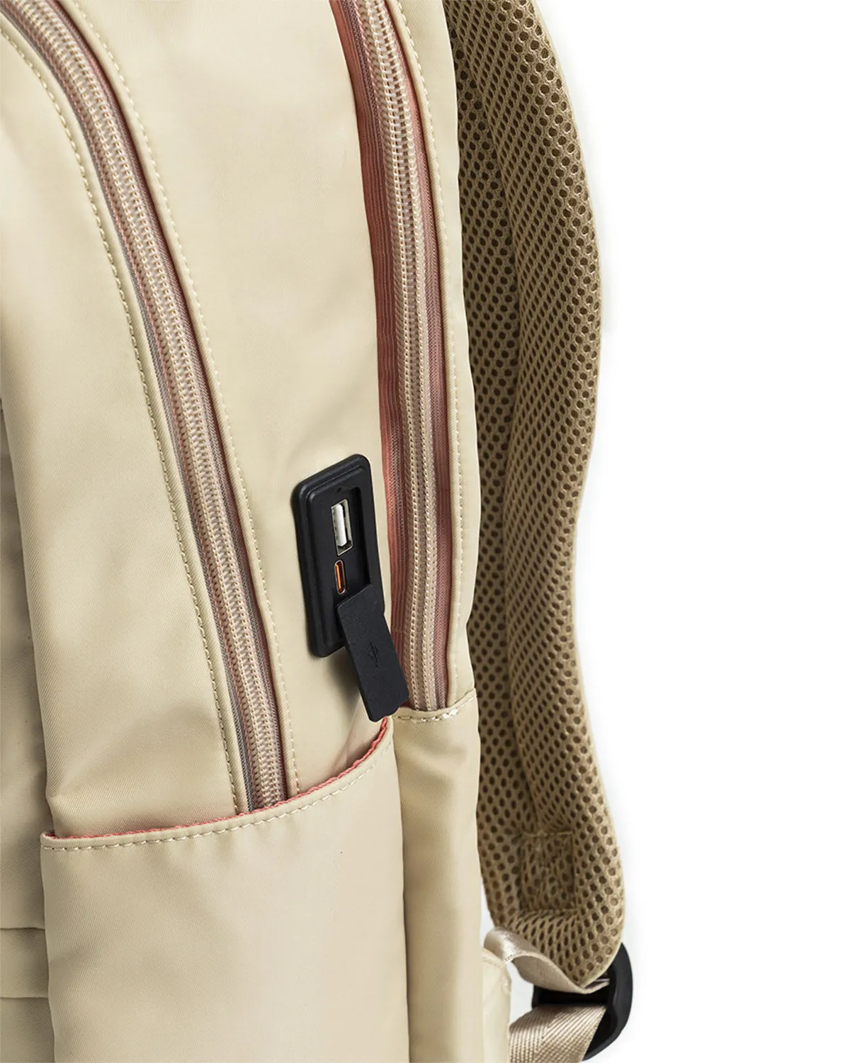 Bolso tipo morral grande con cierres translúcidos y herrajes metálicos pintados