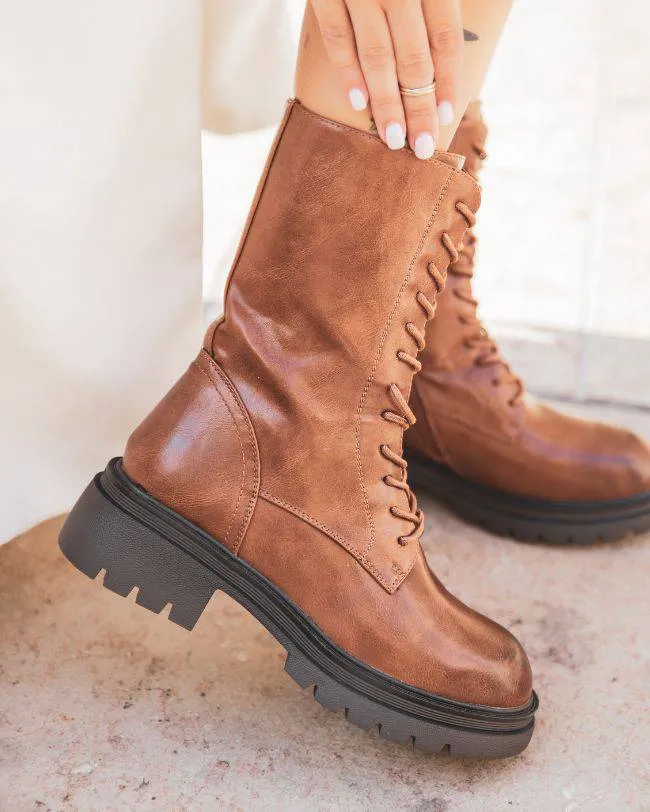 BOTINES DE MUJER ESTILO RANGERS EN COLOR CAMEL CON CORDONES  LOLIE