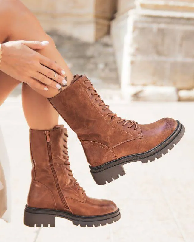 BOTINES DE MUJER ESTILO RANGERS EN COLOR CAMEL CON CORDONES  LOLIE