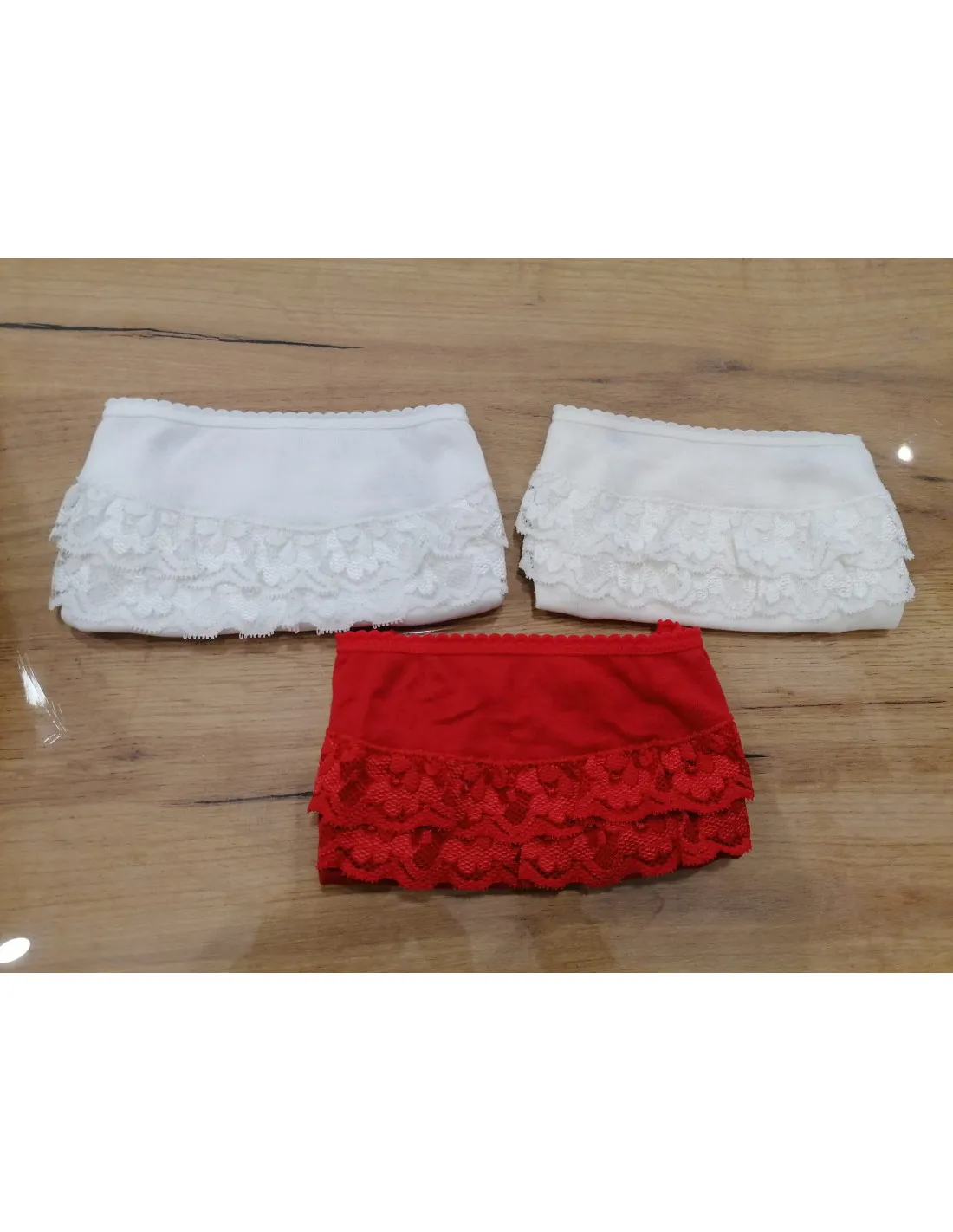 Braguita con volante de encaje para niña de Babidu
