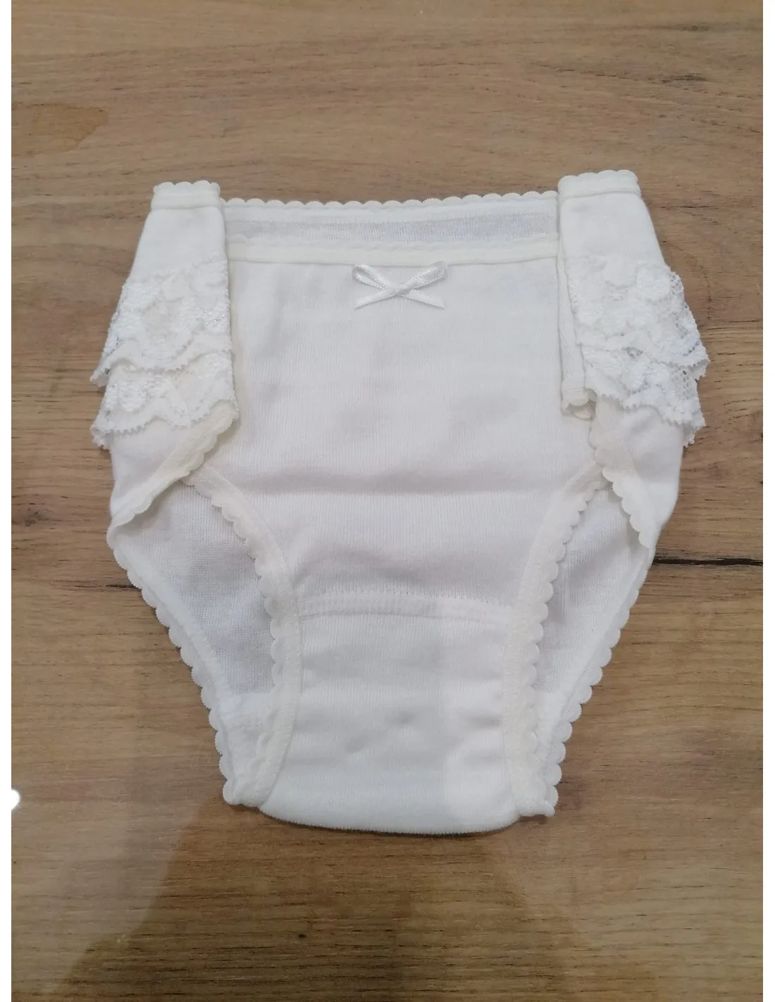 Braguita con volante de encaje para niña de Babidu