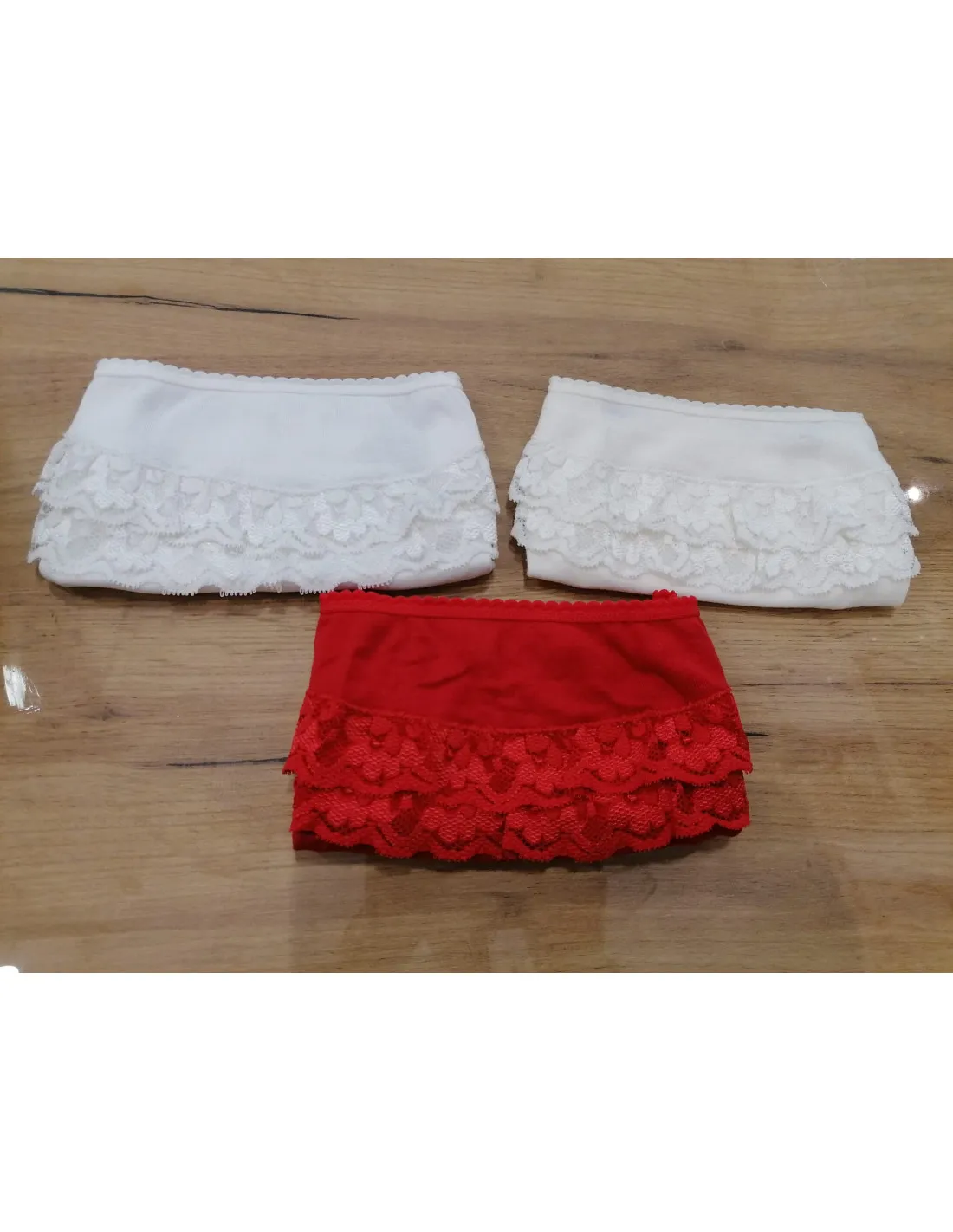 Braguita con volante de encaje para niña de Babidu