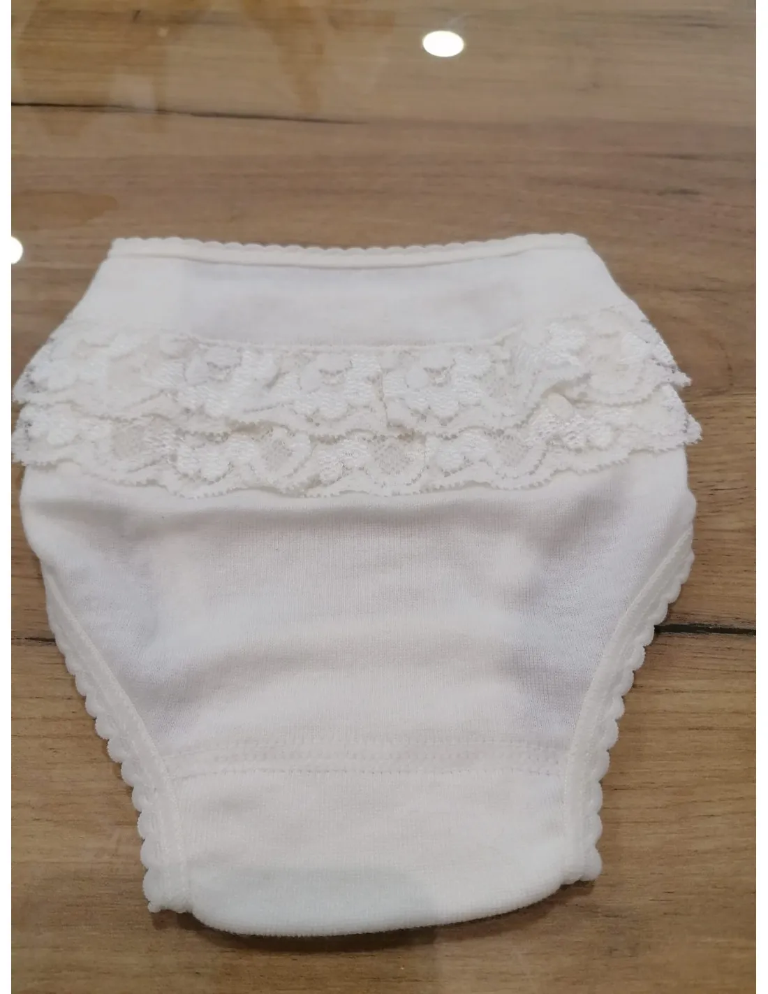 Braguita con volante de encaje para niña de Babidu